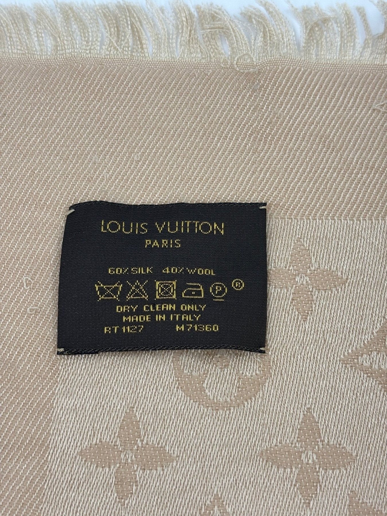 Louis Vuitton Schal Monogram creme Etikett mit Pflegeanleitung und Herstellerinformationen auf beigem Stoff