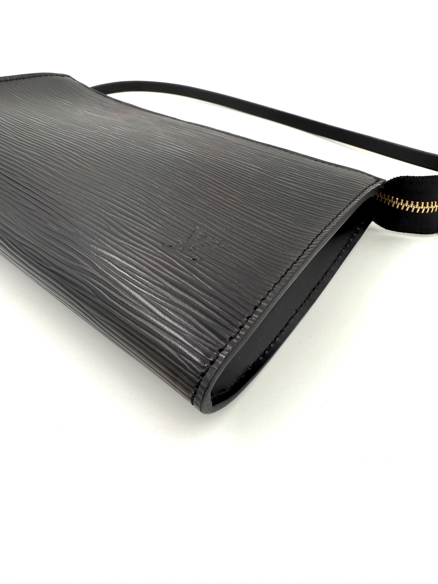 LOUIS VUITTON Pochette Accessoires Epi schwarz