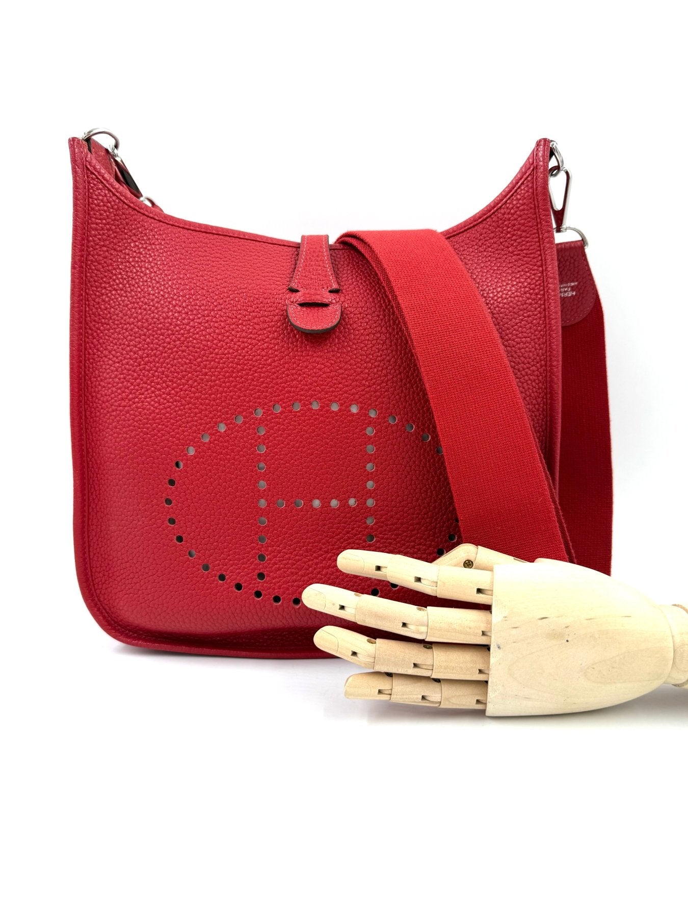 HERMES Evelyne 29 Clemence Tasche in leuchtendem Rot mit perforiertem H-Logo, verstellbarem Schulterriemen und Holzhand