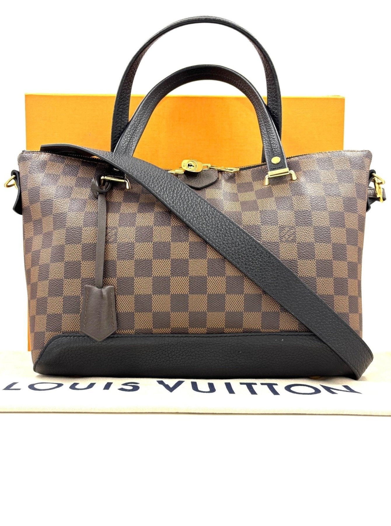 Louis Vuitton Hyde Park Handtasche im Damier Ebene Muster mit braunen Ledergriffen und abnehmbarem Schulterriemen vor orangem Hintergrund