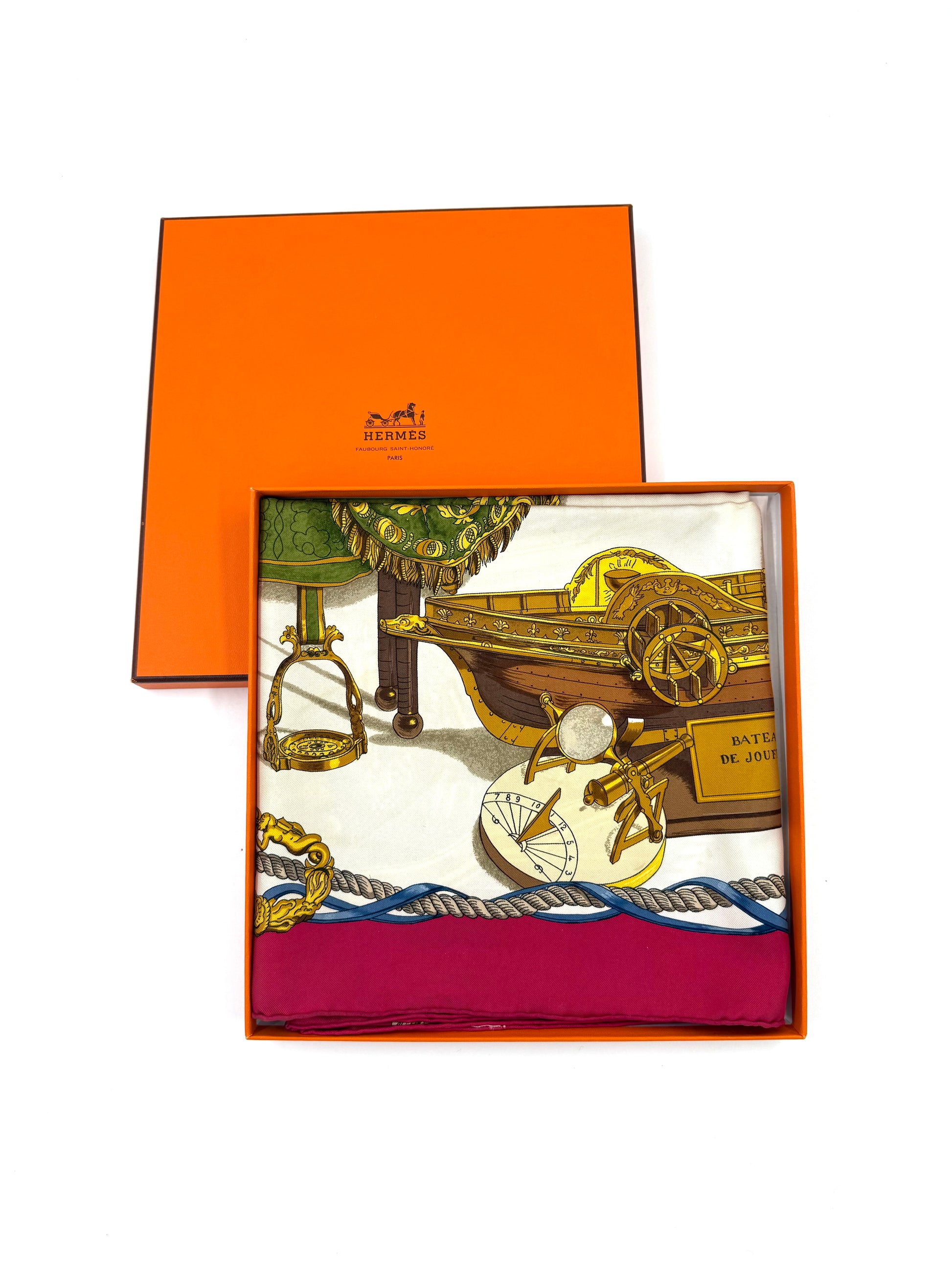 Hermès Carré 90 „Musée“ Seidenschal mit detailliertem maritimem Motiv in Orange Geschenkbox.