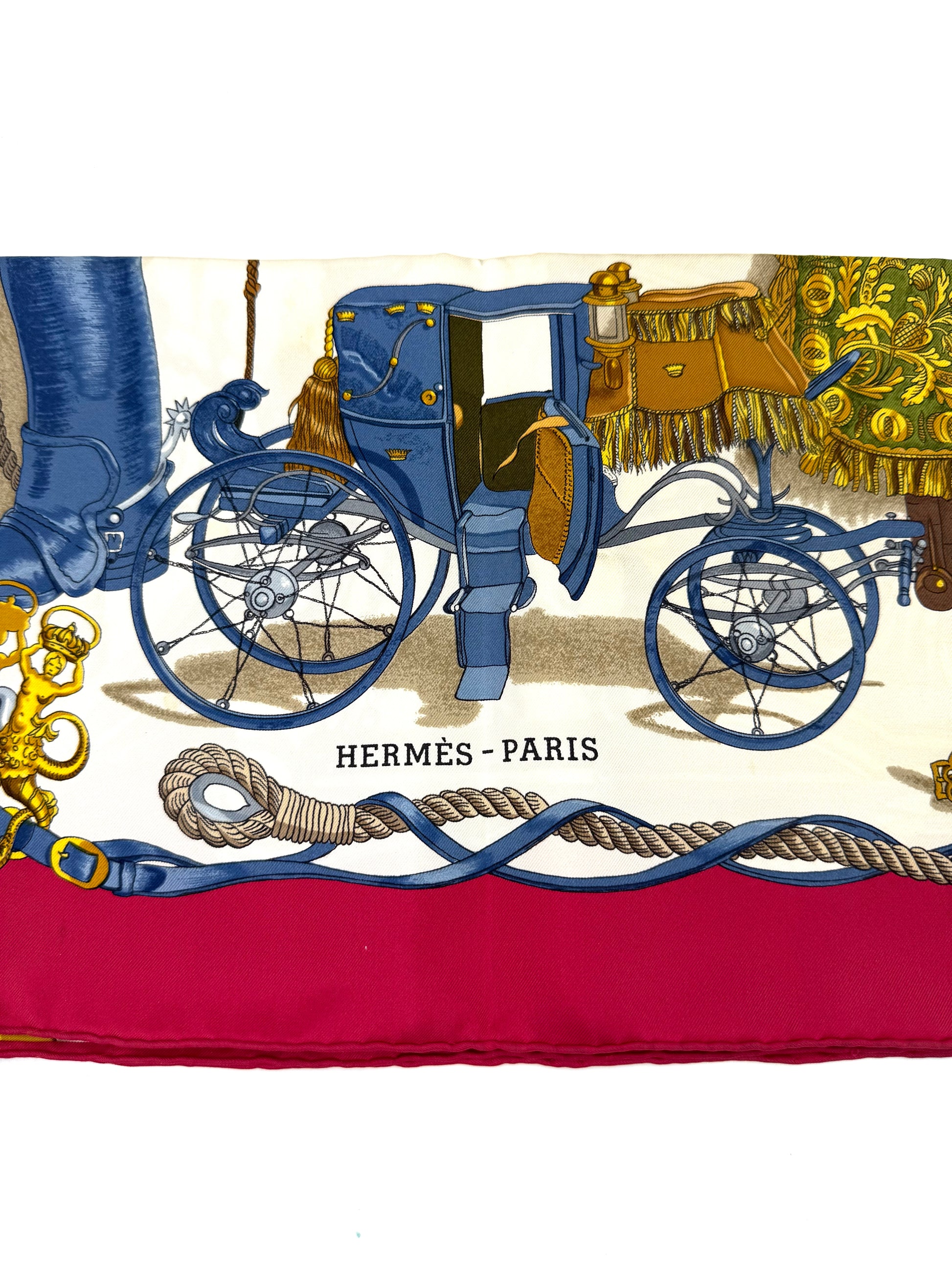 Detailaufnahme des HERMÈS Carrè 90 „Musée“ aus Seide mit historischer Kutschenillustration und elegantem Design.