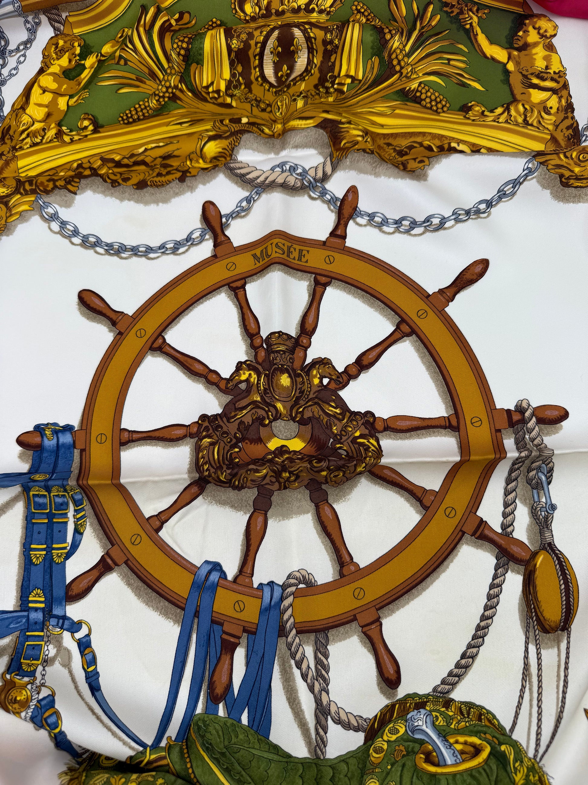 Hermès Carré 90 „Musée“ Seidenschal mit Steuerrad und nautischen Details in Grün und Goldtönen