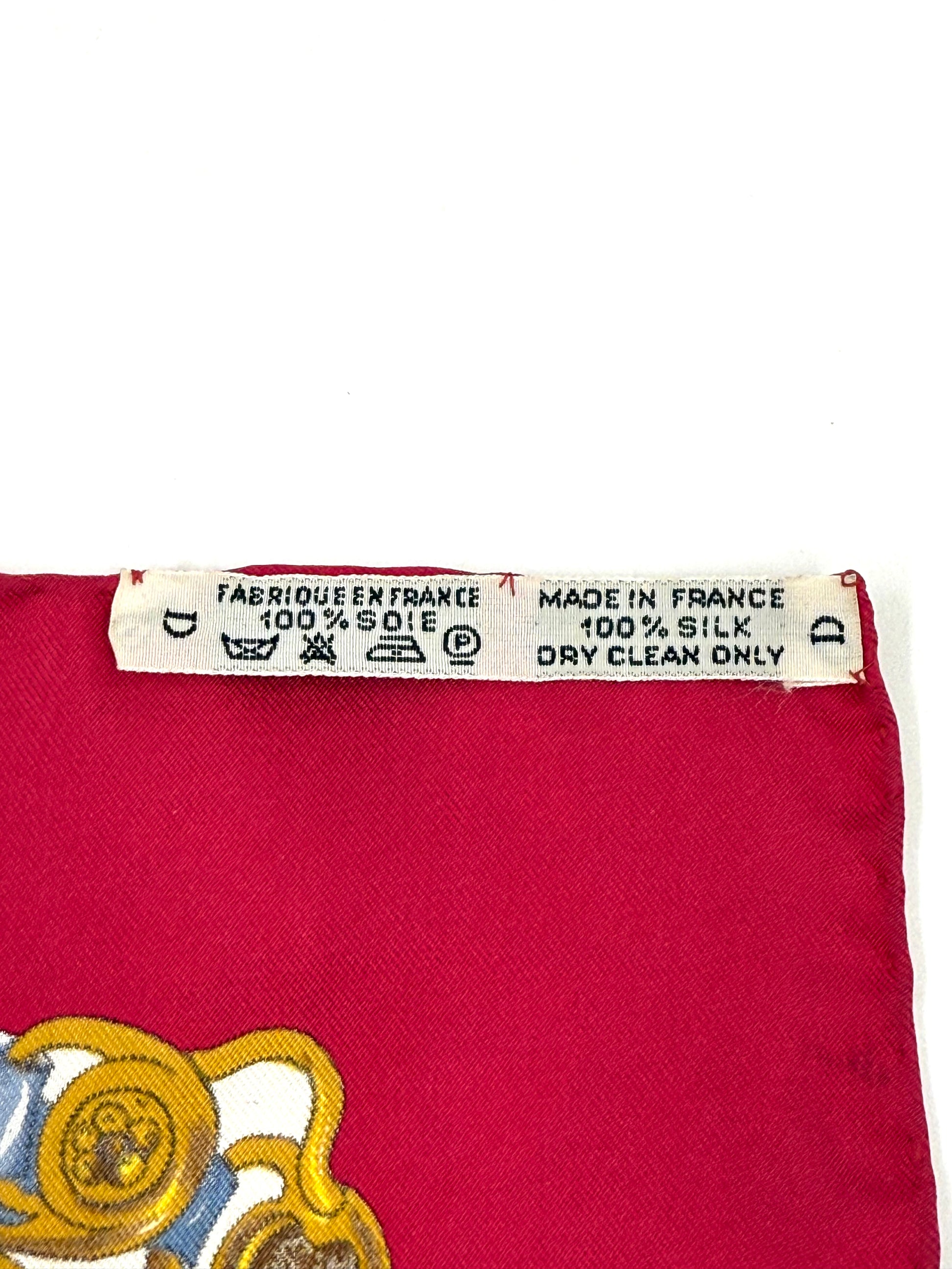 HERMÈS Carrè 90 „Musée“ Seidentuch 90 x 90 cm, hergestellt in Frankreich, Pflegehinweis: nur chemische Reinigung.