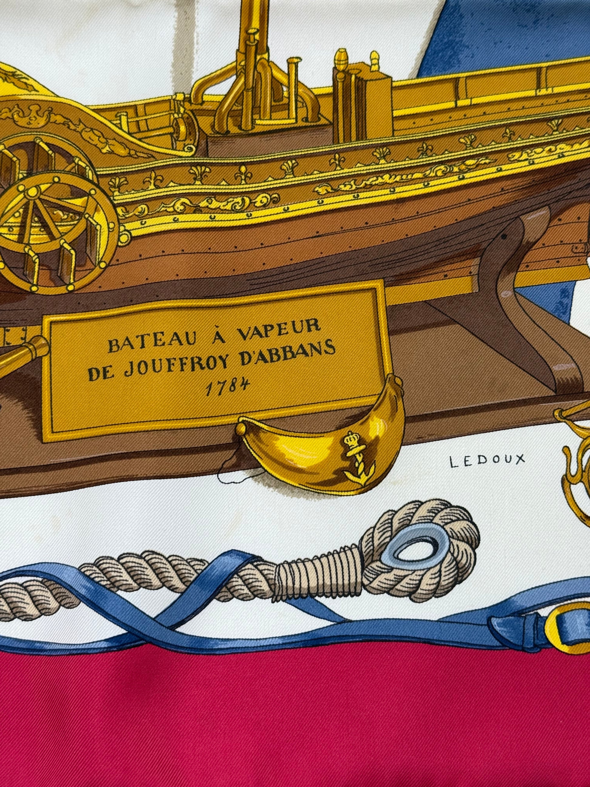 Detailaufnahme des Seiden-Tuchs HERMÈS Carrè 90 „Musée“ mit historischem Schiffsmotiv und dekorativen Elementen.