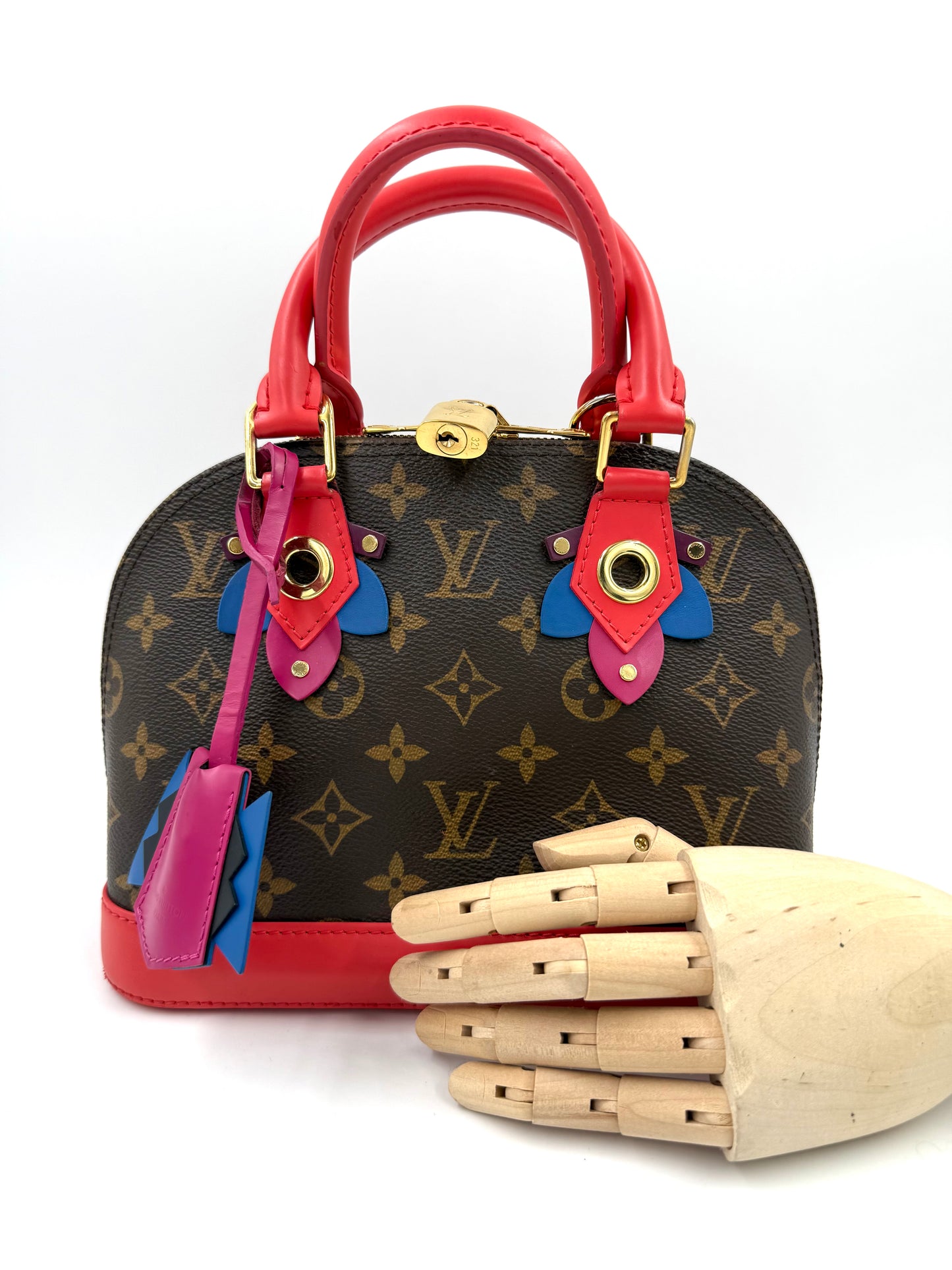 LOUIS VUITTON Alma BB Love Birds Designerhandtasche mit bunten Details und Monogramm in hochwertiger Secondhand-Qualität