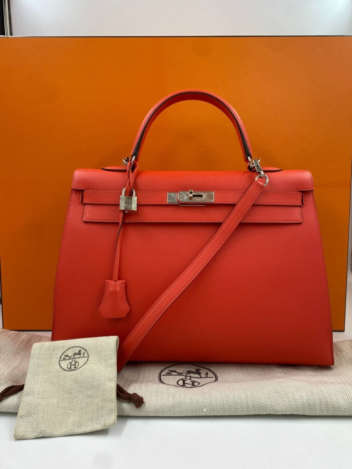 HERMES Kelly 35 Sellier Handtasche in Rose Jaipur aus Epsom Leder mit Palladium Hardware, Schulterriemen und Staubbeutel
