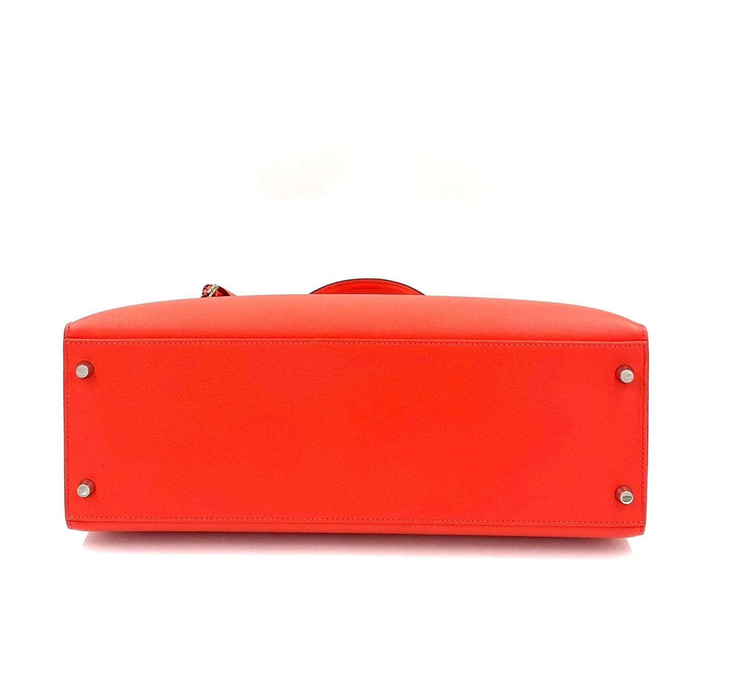 HERMES Kelly 35 Sellier Epsom Tasche in leuchtendem Rose Jaipur, Bodenansicht mit Palladium-Hardware und Lederstruktur