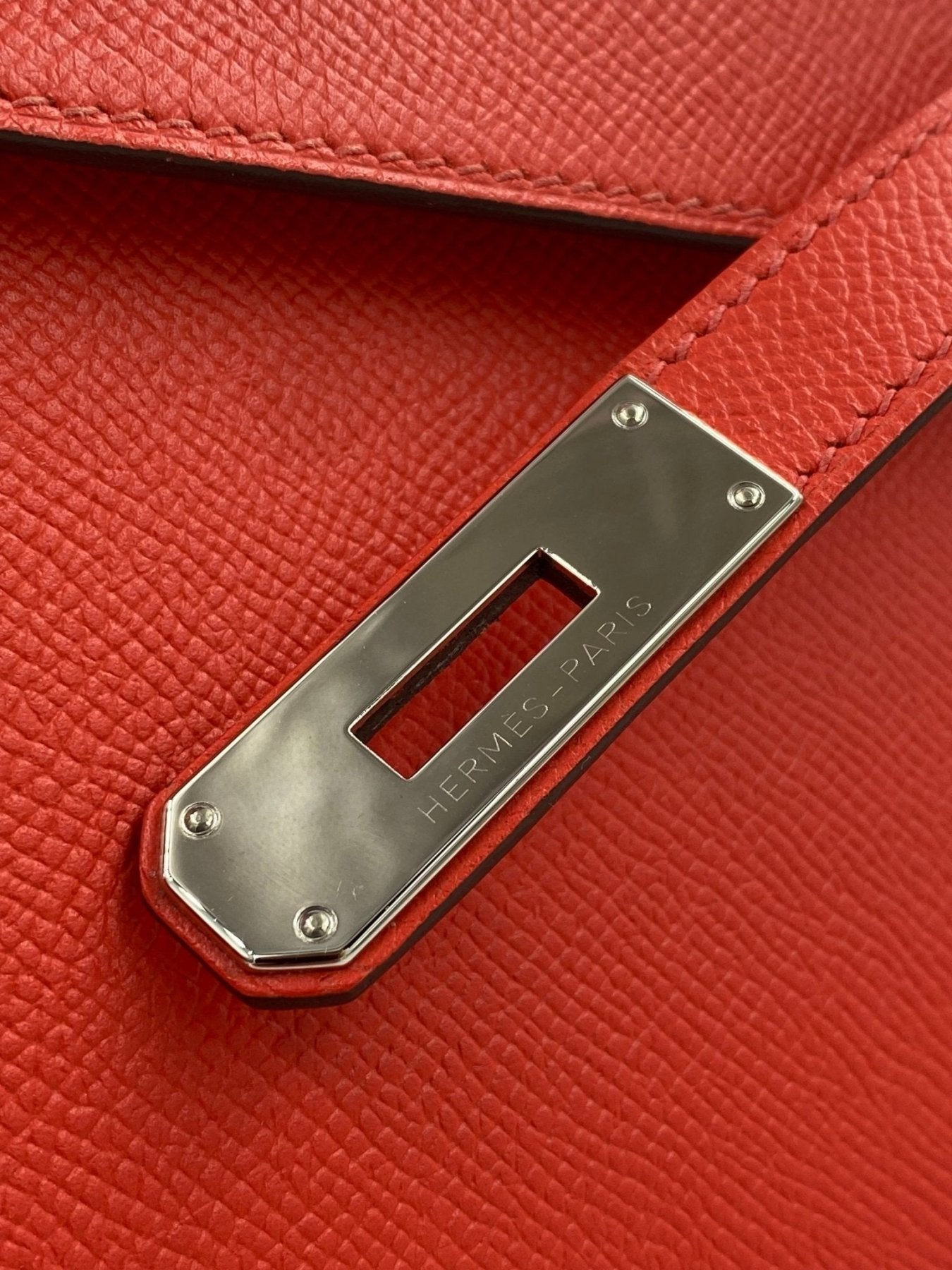 HERMES Kelly 35 Sellier Tasche in Rose Jaipur Epsom Leder mit Palladium Beschlagen, Nahaufnahme des Verschlusses
