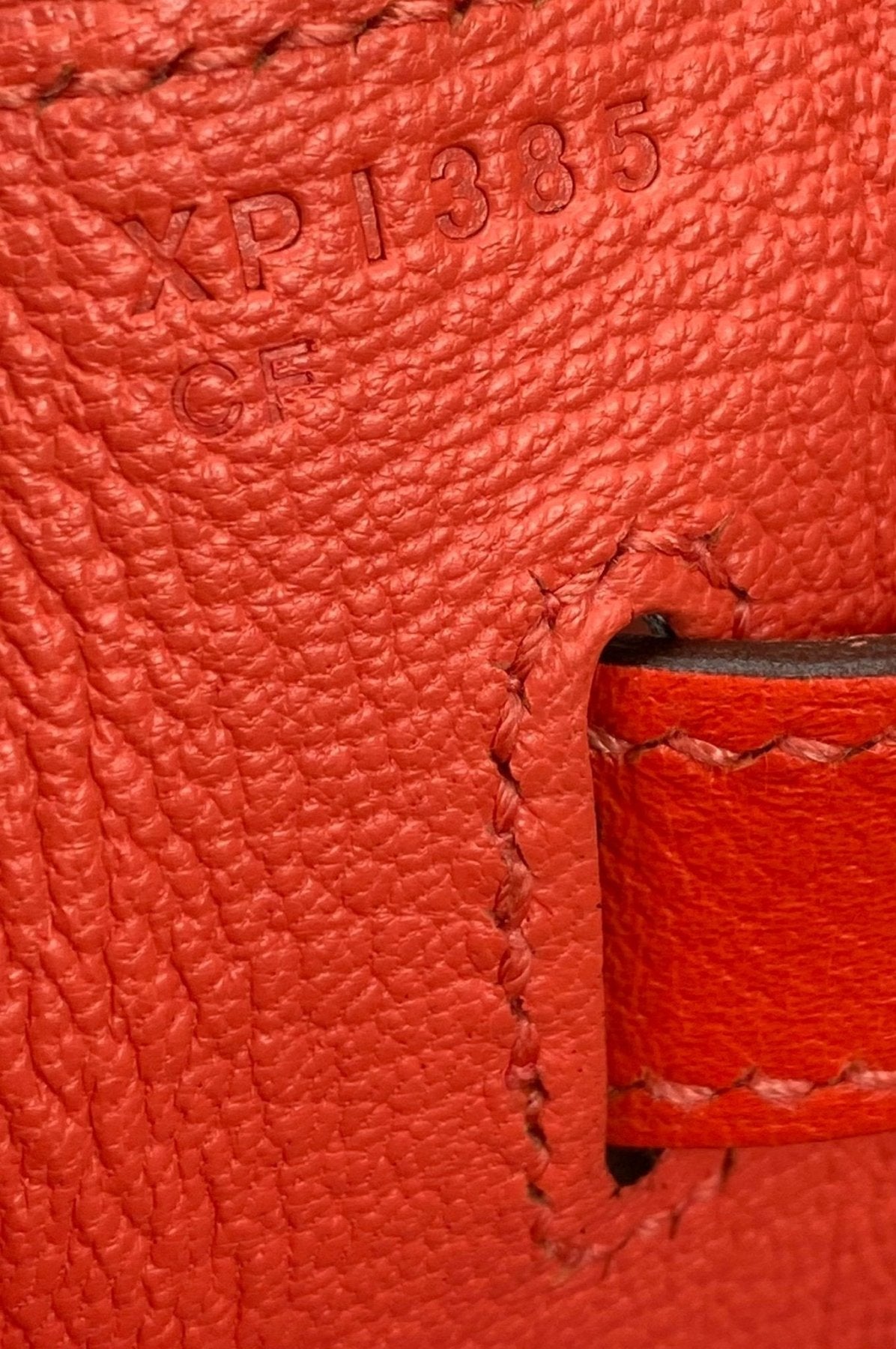 Detailaufnahme der Seriennummer und Ledertextur der HERMÈS Kelly 35 Sellier Tasche in Rose Jaipur Epsom Leder