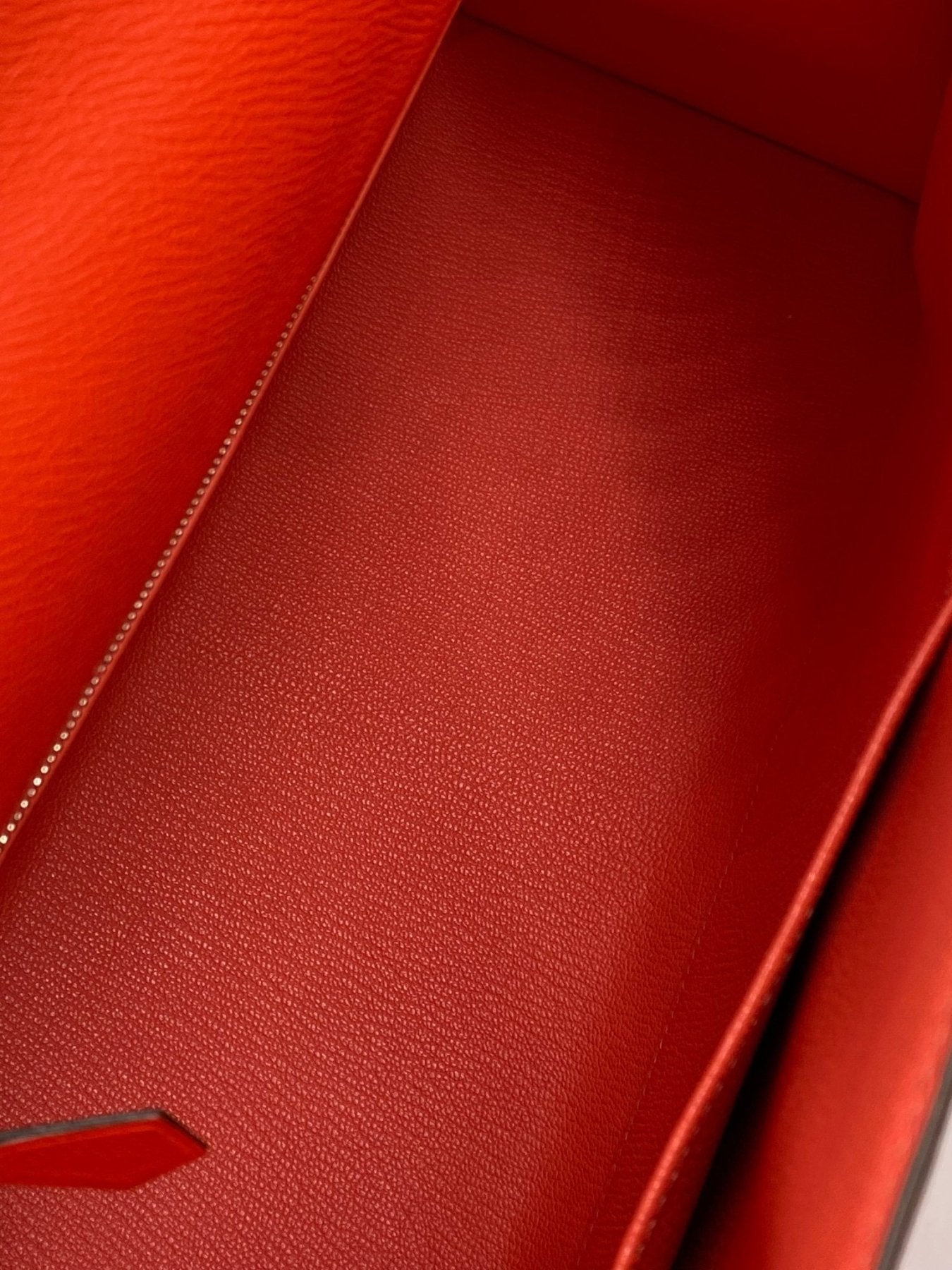 Innenfutter der HERMÈS Kelly 35 Sellier in Rose Jaipur, Detail der hochwertigen Epsom-Lederstruktur in leuchtendem Rot