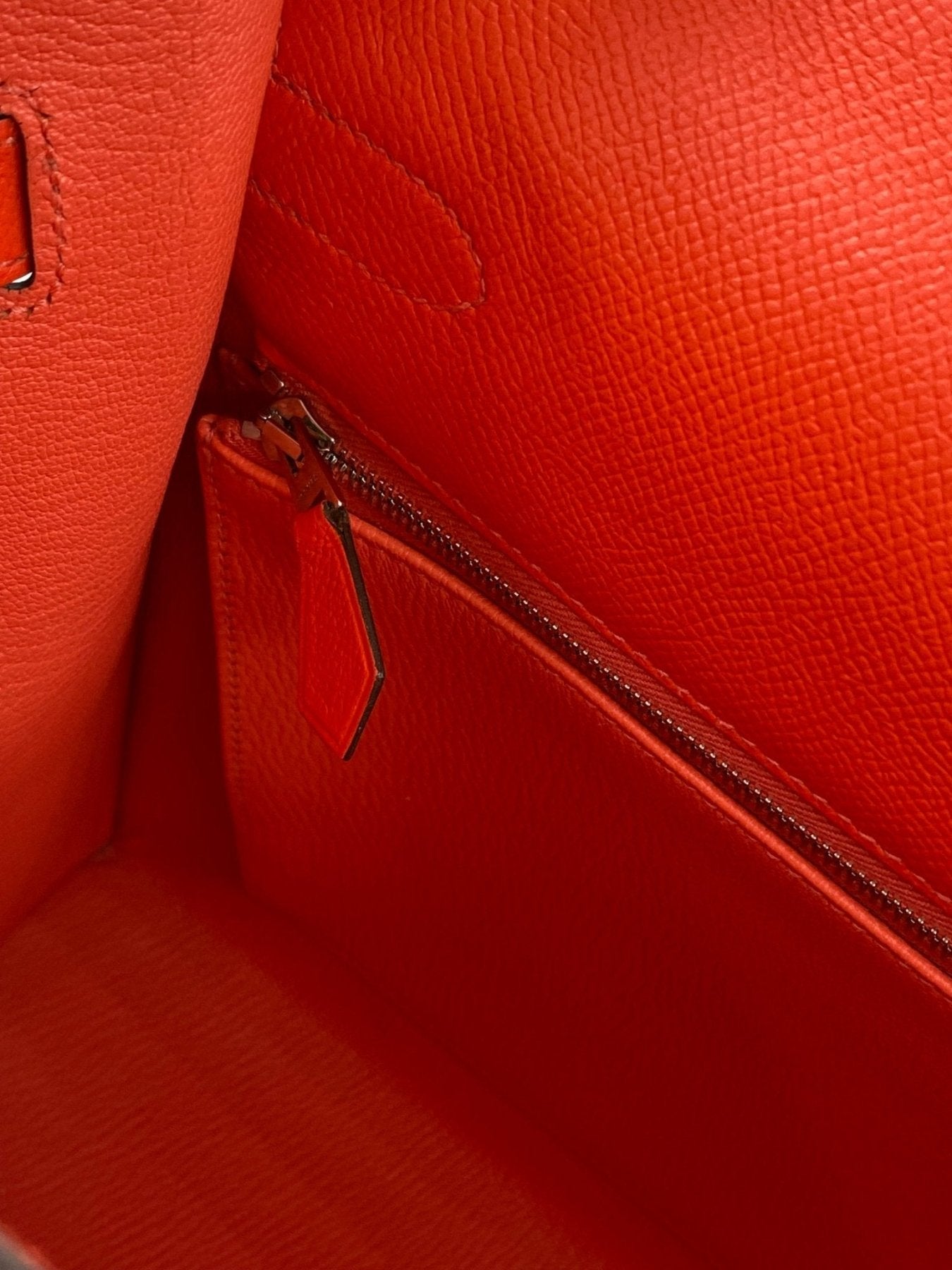 Inneres der HERMÈS Kelly 35 Sellier Tasche in Rose Jaipur mit Reissverschlussfach und Epsom Lederfutter