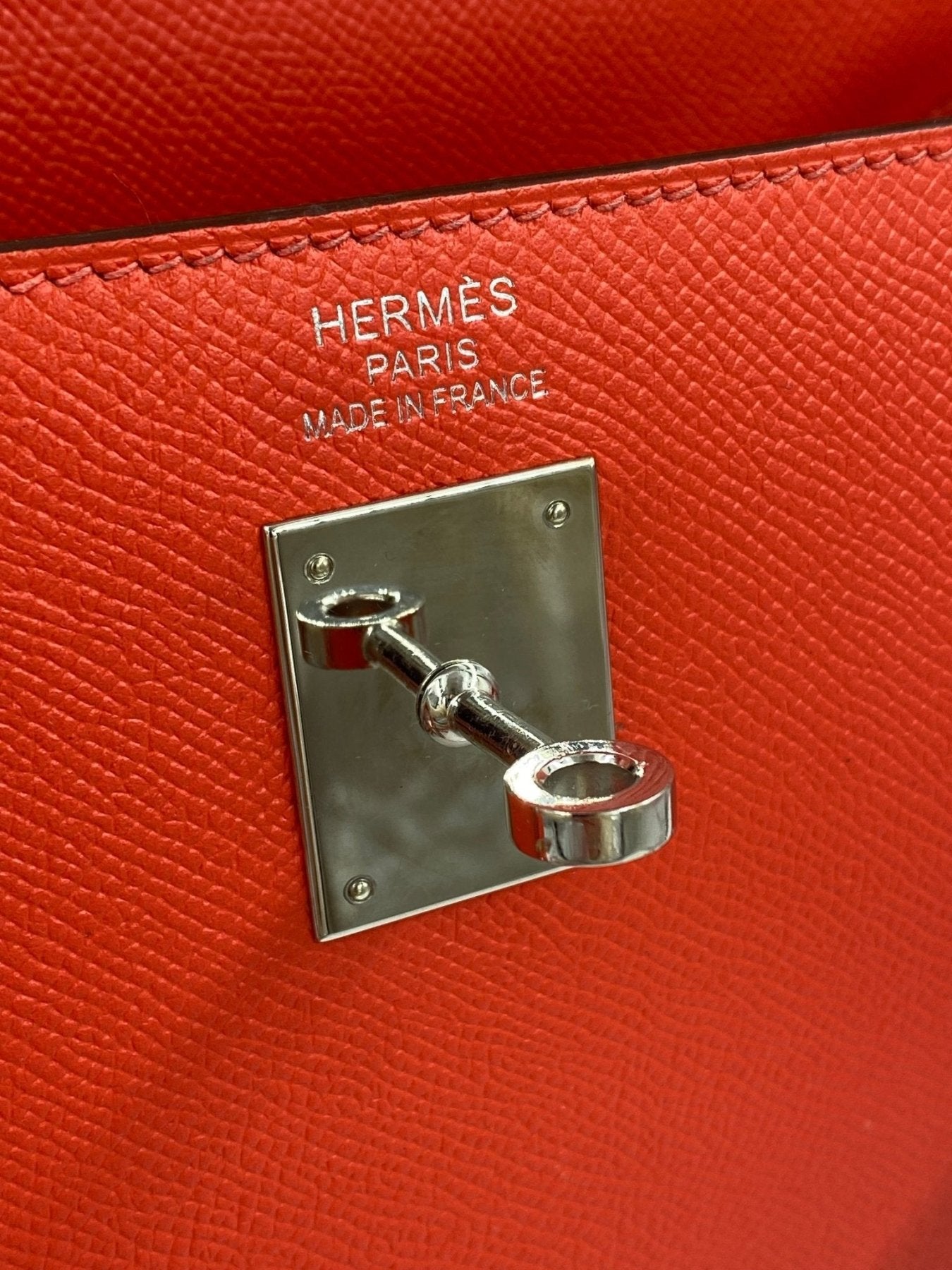 HERMES Kelly 35 Sellier Epsom Tasche in Rose Jaipur mit Palladium Verschluss, Nahaufnahme des Markenschriftzugs und Hardware