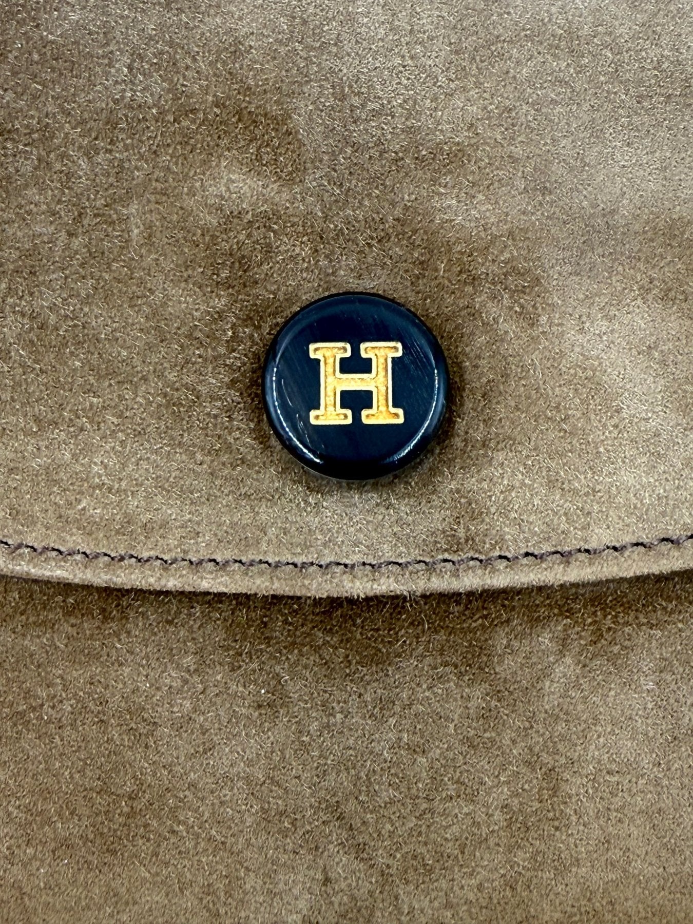 HERMÈS Pochette Suede beige - Clutch & Macarons - F im Quadrat; 2002 - Clutch & Macarons -