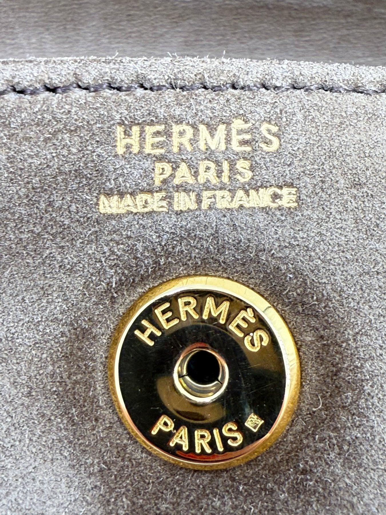 HERMÈS Pochette Suede beige - Clutch & Macarons - F im Quadrat; 2002 - Clutch & Macarons -