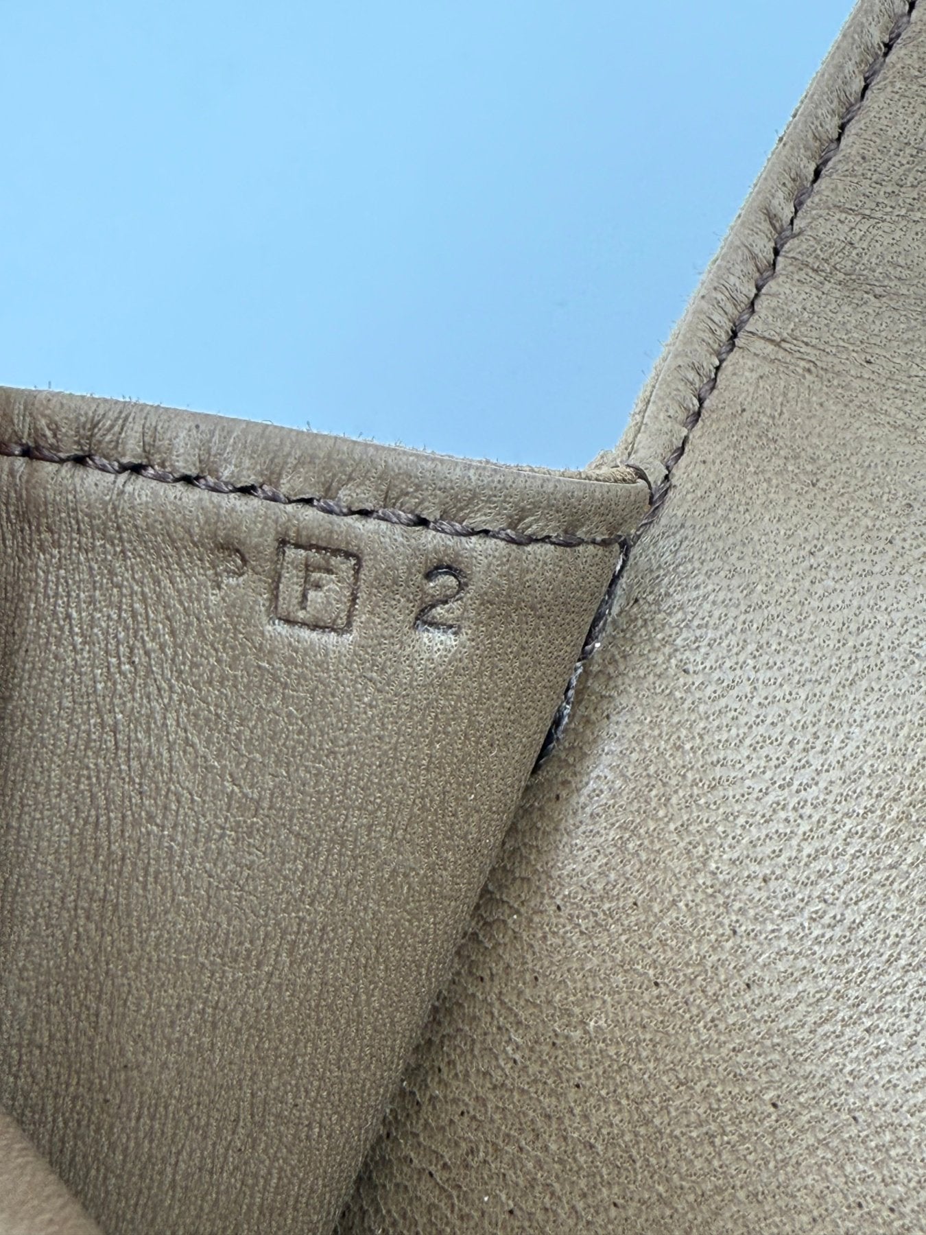 HERMÈS Pochette Suede beige - Clutch & Macarons - F im Quadrat; 2002 - Clutch & Macarons -