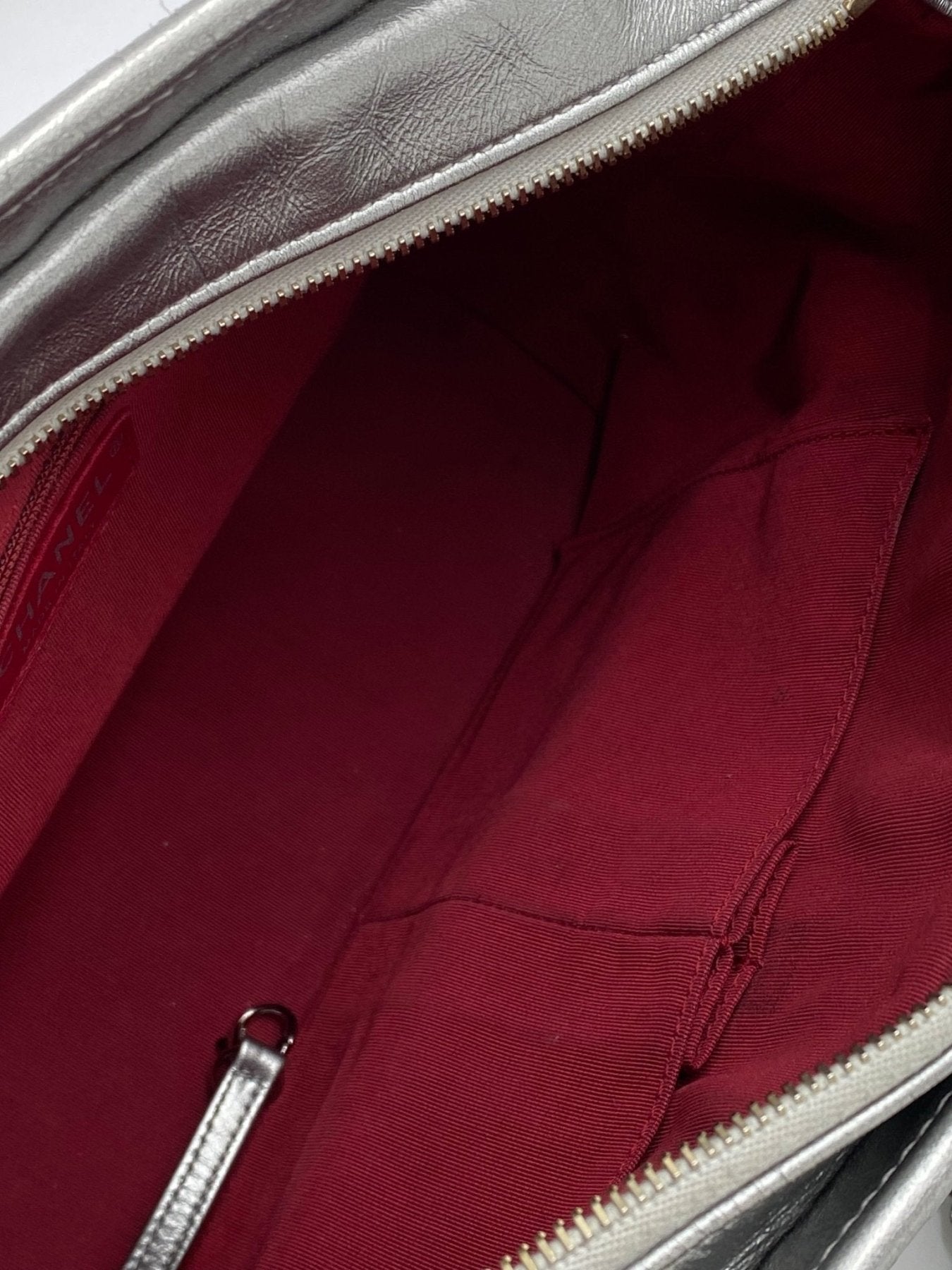 CHANEL Gabrielle silber medium Kalbsleder Handtasche Innenfutter in Bordeauxrot mit Reissverschlussfach und silbernen Details