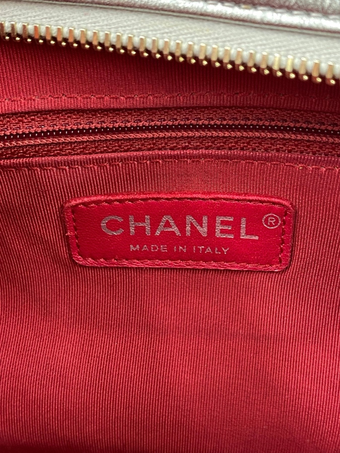 Innenetikett der CHANEL Gabrielle Tasche in rotem Textil mit grauer Aufschrift Made in Italy