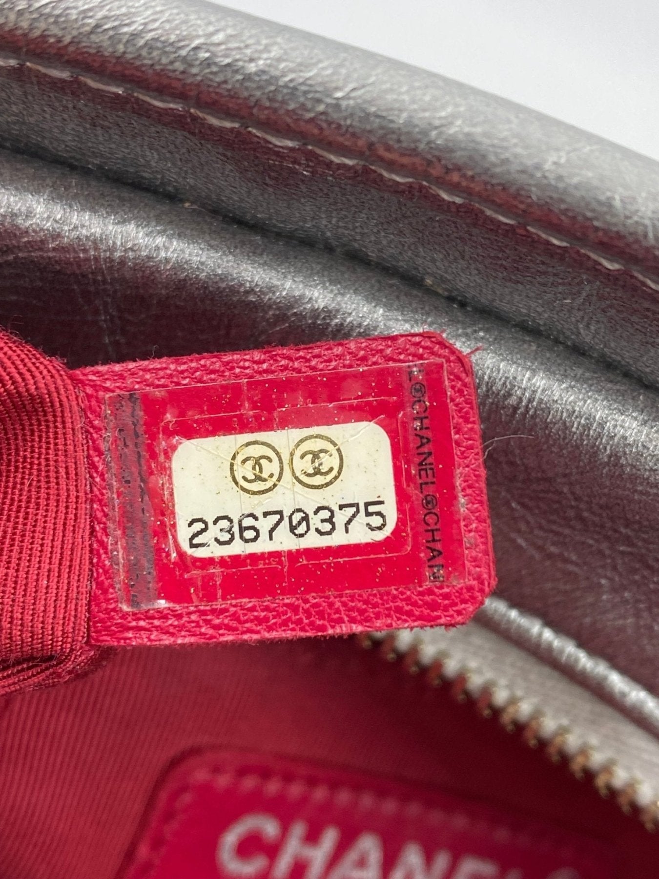 CHANEL Gabrielle silber medium Kalbsleder Seriennummer Etikett in rot mit goldenem CC Logo und Seriennummer
