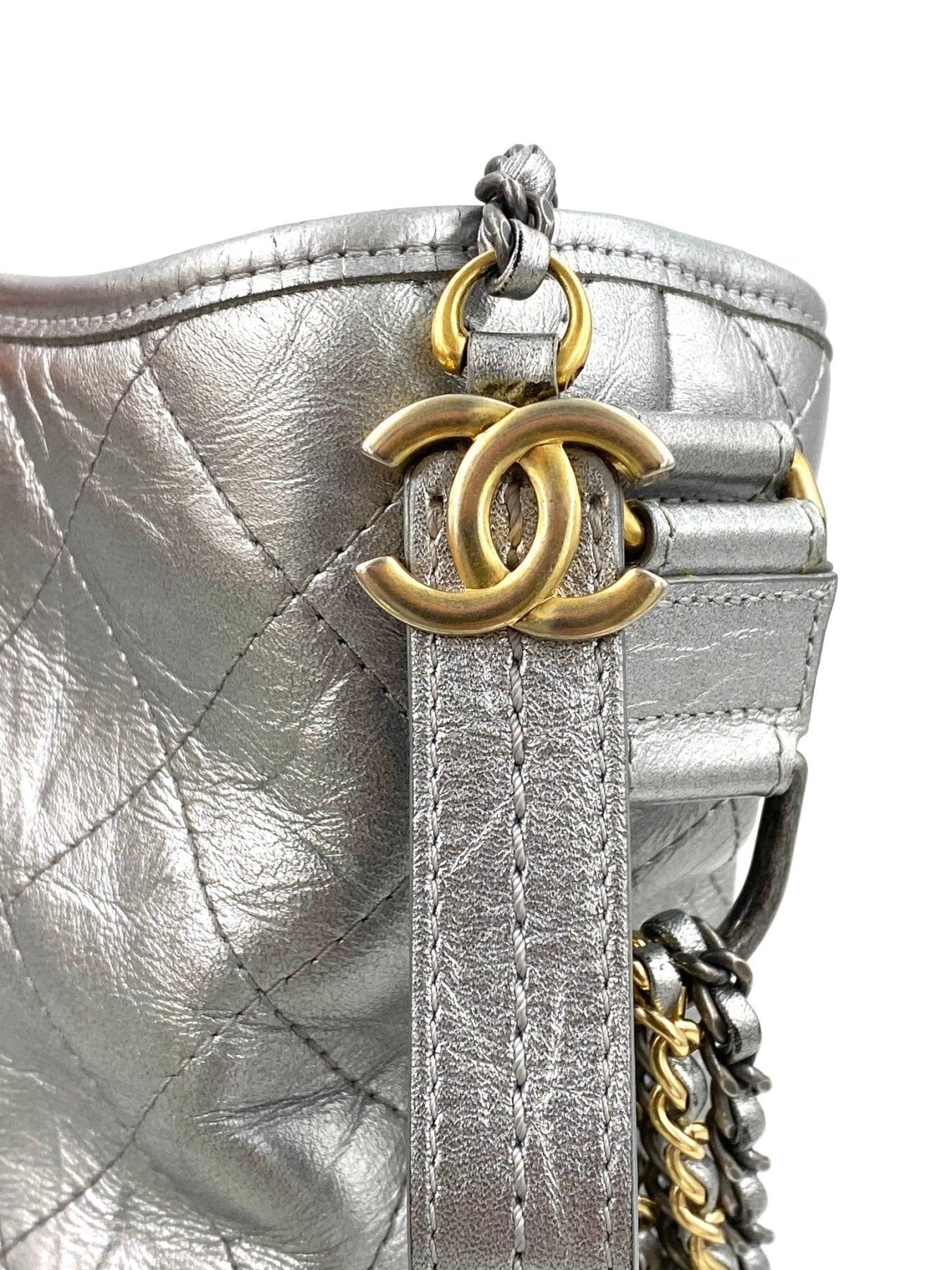 CHANEL Gabrielle Tasche in Silber mit gestepptem Kalbsleder, goldenem CC-Logo und mehrfarbiger Kettenschulterriemen