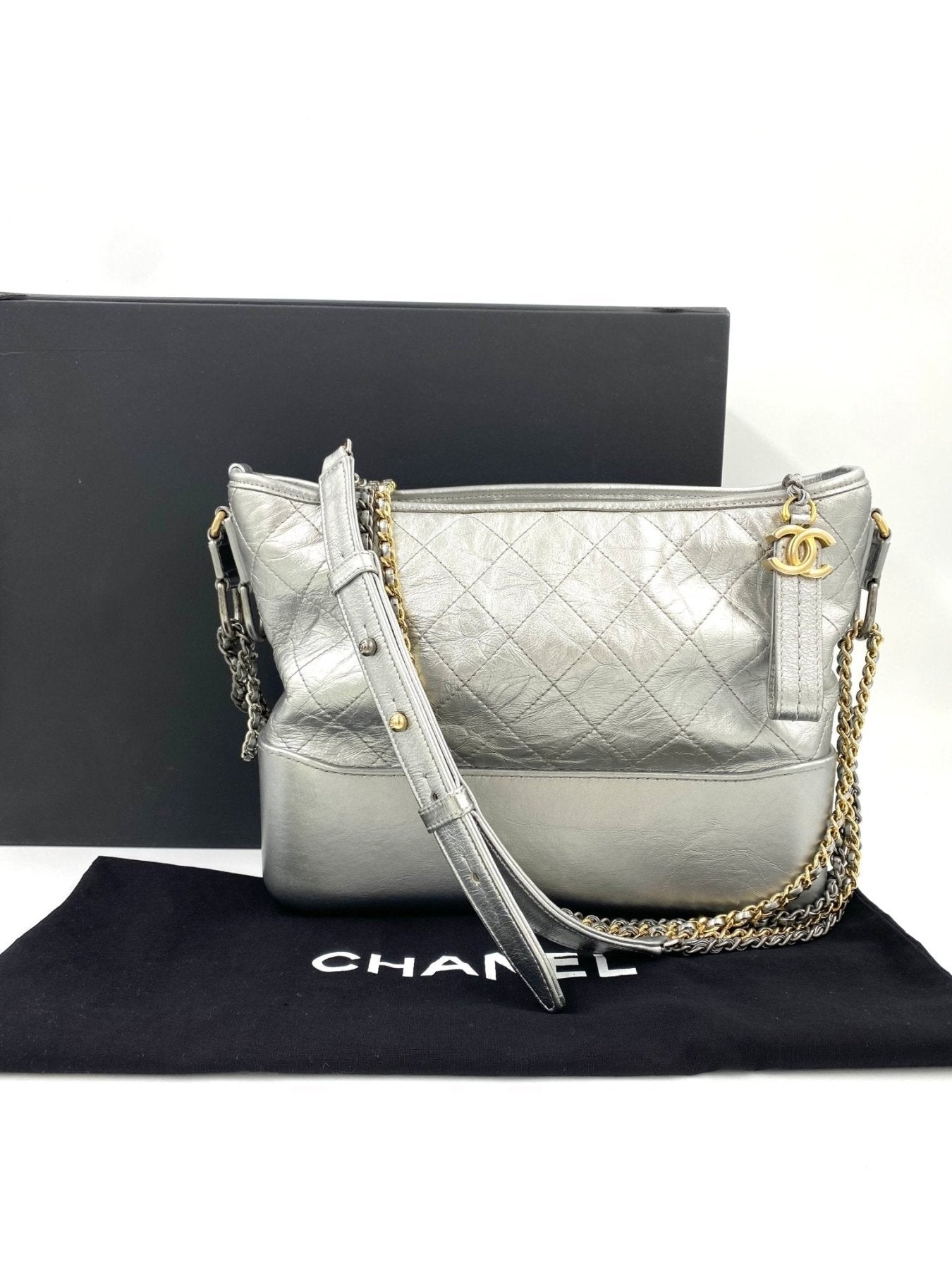 CHANEL Gabrielle Tasche in Silber mit gestepptem Kalbsleder, dreifarbiger Kette und Vintage-Optik, seitliche Ansicht