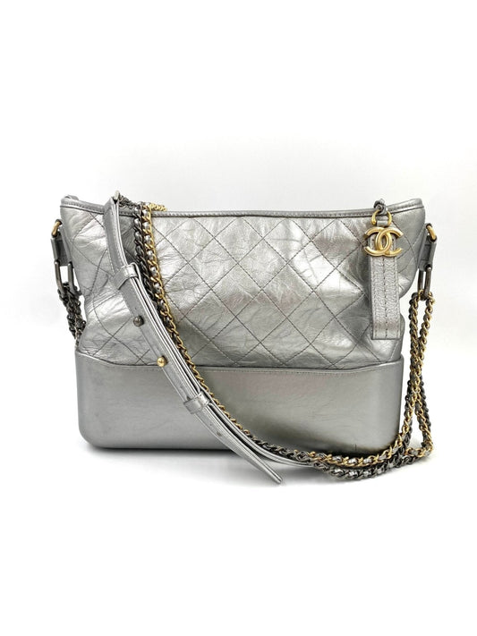 CHANEL Gabrielle Tasche in Silber mit gestepptem Kalbsleder, dreifarbiger Kette und luxurioesen Metallbeschlaegen