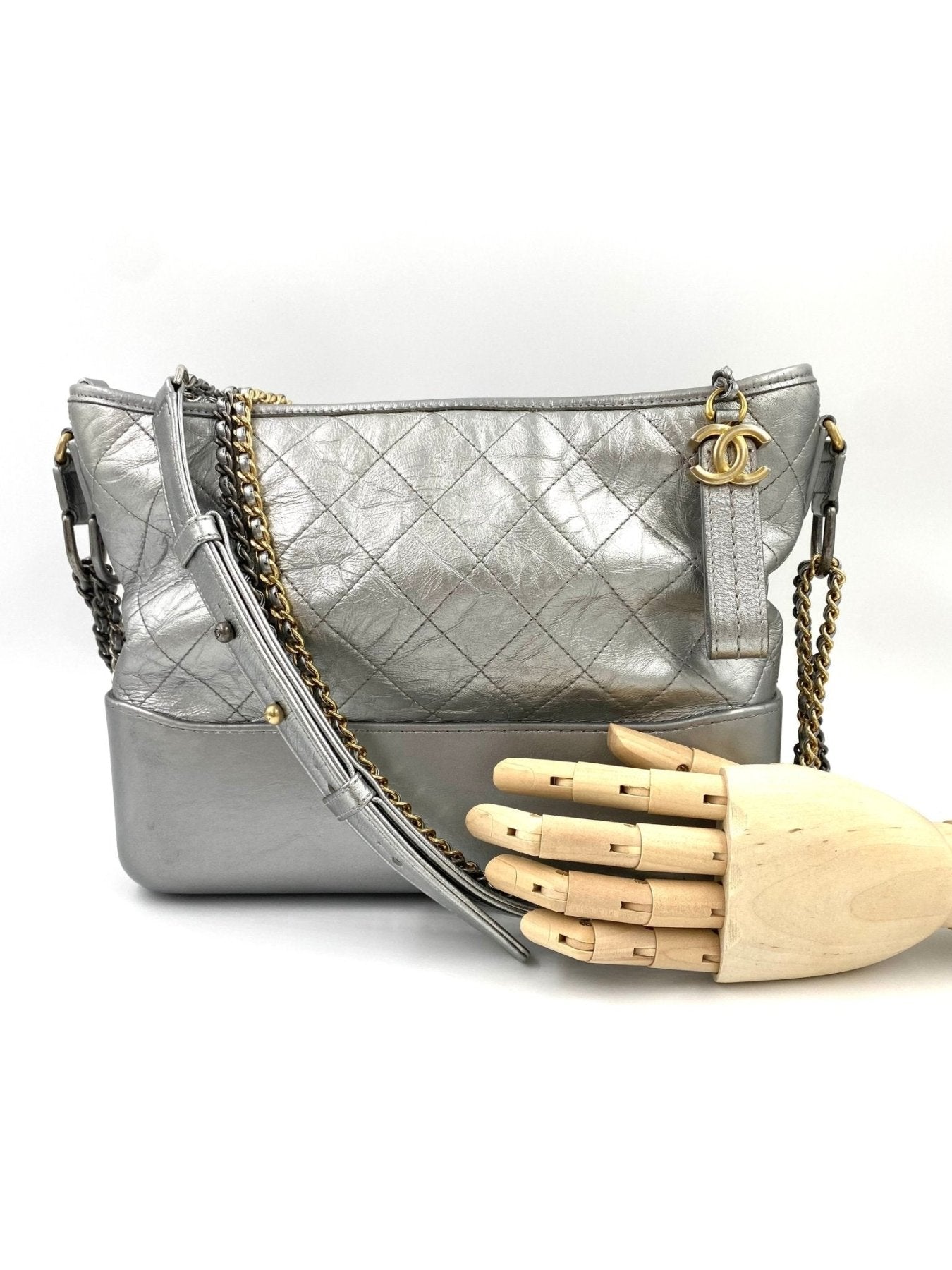 CHANEL Gabrielle Tasche in Silber mit gestepptem Kalbsleder, Kettenriemen und charakteristischem CC-Logo