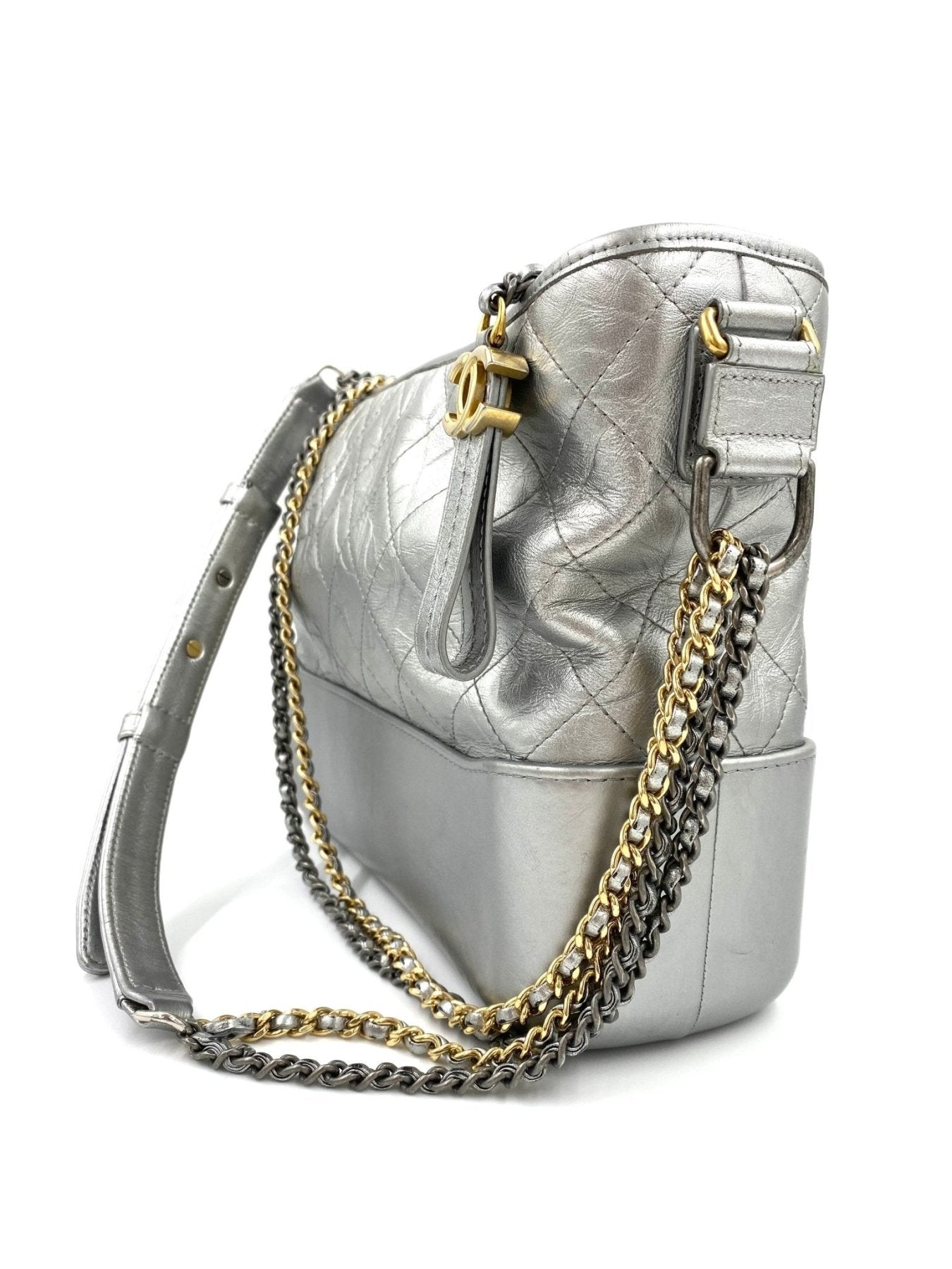 CHANEL Gabrielle Tasche in Silber mit gestepptem Kalbsleder und dreifarbiger Kettentrageriemen, seitliche Ansicht