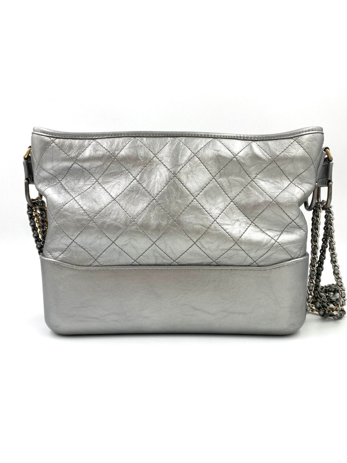 CHANEL Gabrielle Tasche in silber mit gestepptem Kalbsleder und dreifarbiger Kettenkombination, Seitenansicht