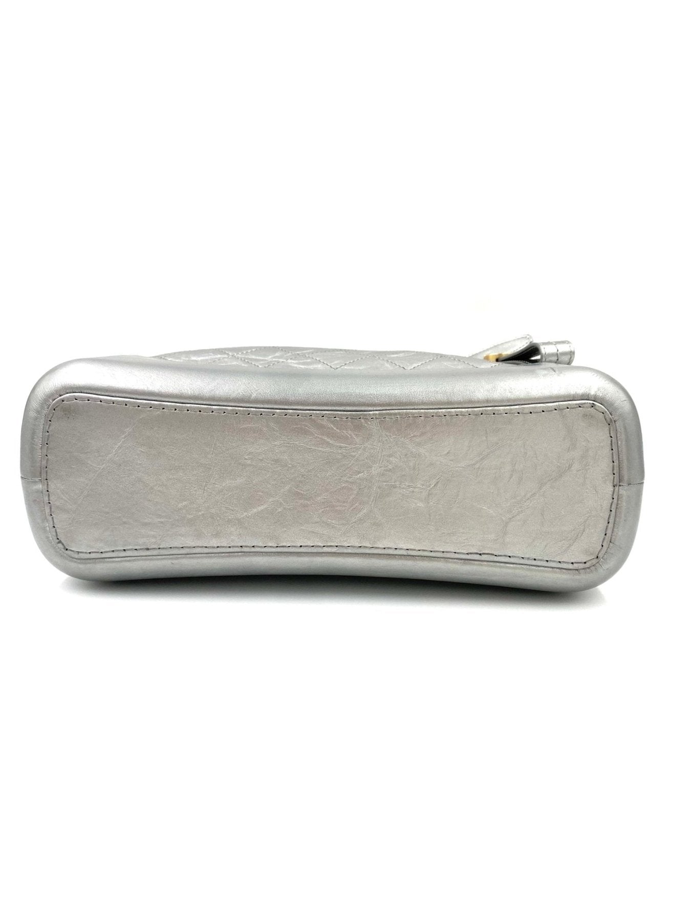 CHANEL Gabrielle silber medium Tasche, Ansicht der Unterseite mit strukturiertem Kalbsleder in Silber und stabiler Basis