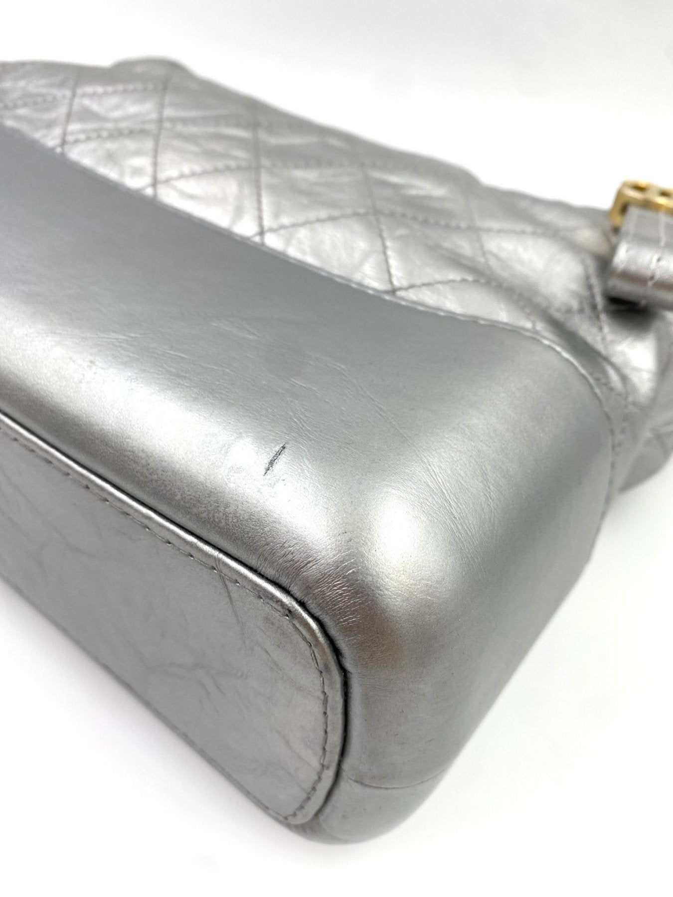 CHANEL Gabrielle Tasche in silber aus Kalbsleder mit gestepptem Muster und dreifarbiger Kette, Seitenansicht