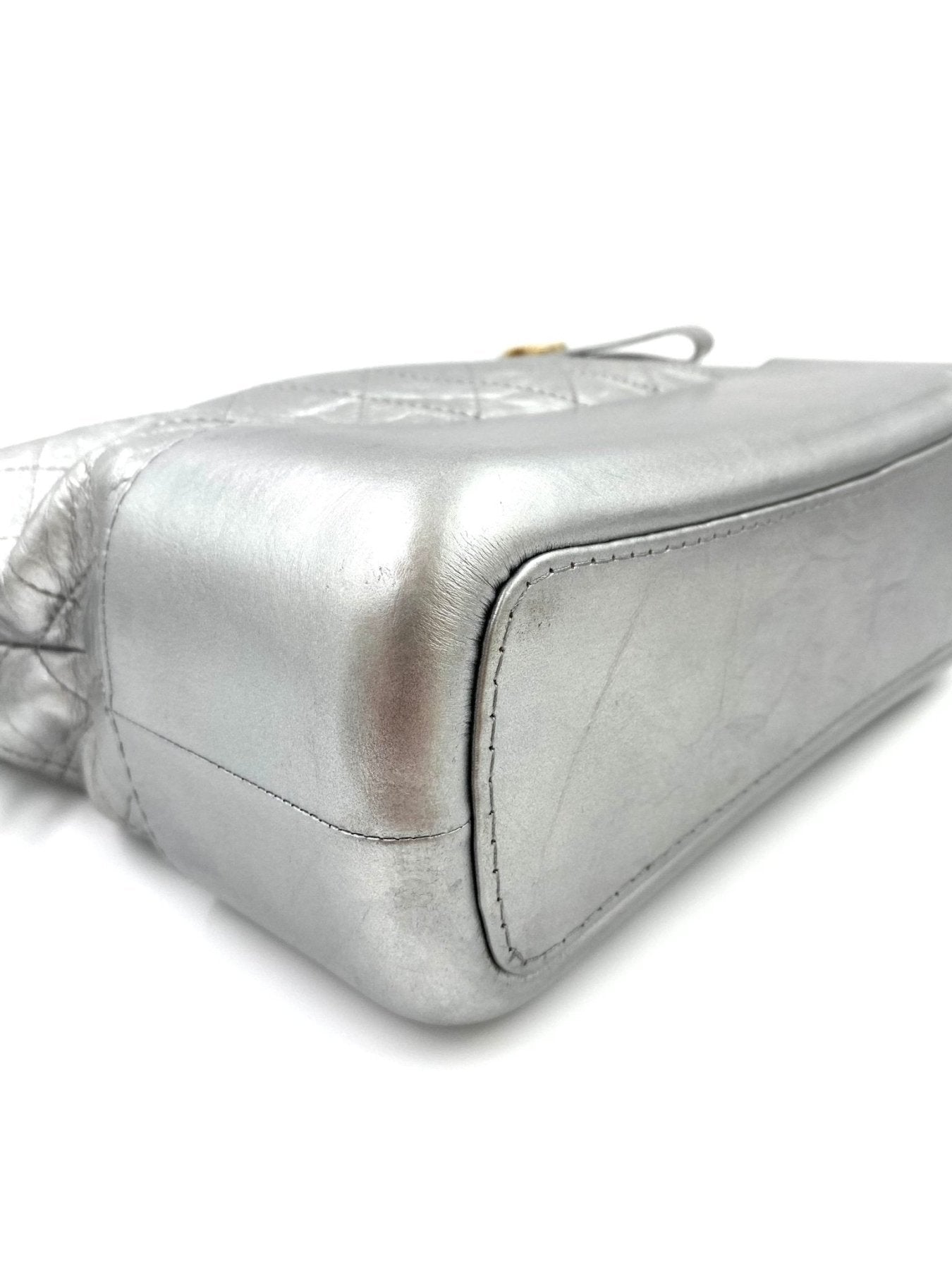 CHANEL Gabrielle Medium Tasche in silbernem Kalbsleder mit strukturierter Basis und dreifarbiger Kette, Seitenansicht