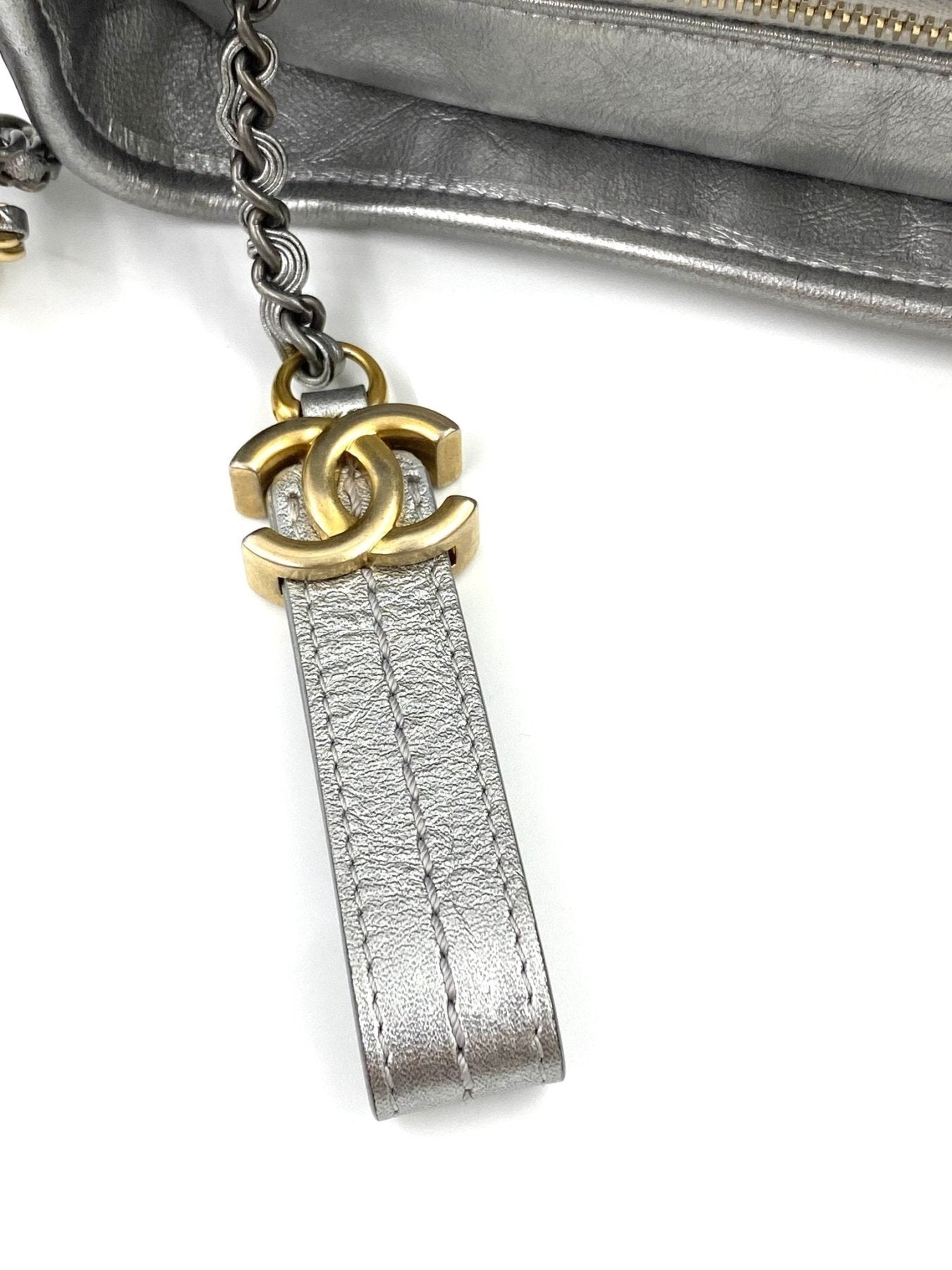 CHANEL Gabrielle Tasche in Silber mit dreifarbiger Kette, Vintage-Kalbsleder und goldenen CC-Details in Nahaufnahme