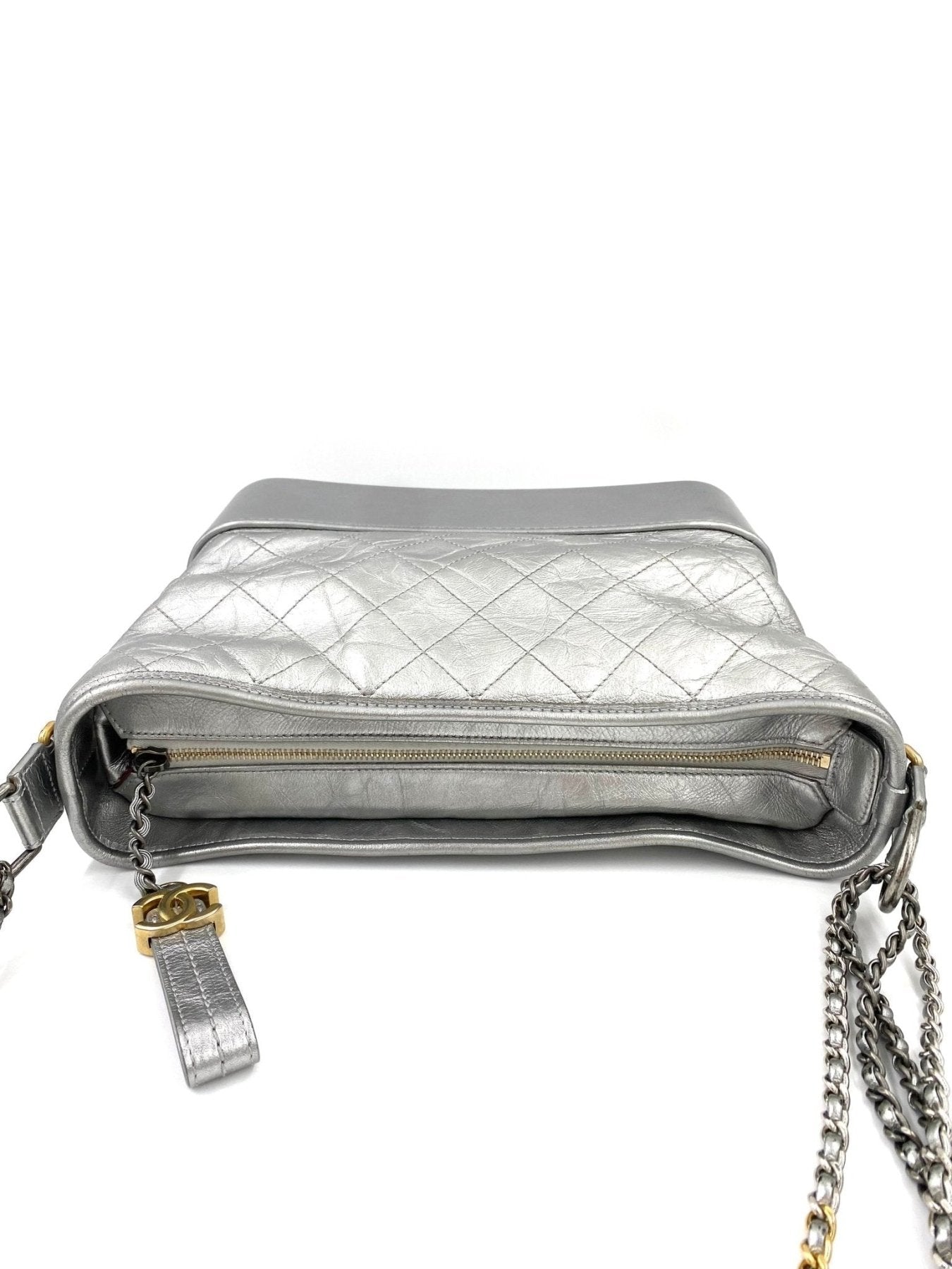 CHANEL Gabrielle silber medium Tasche aus gestepptem Kalbsleder mit dreifarbiger Kette, Reissverschluss und Vintage-Optik
