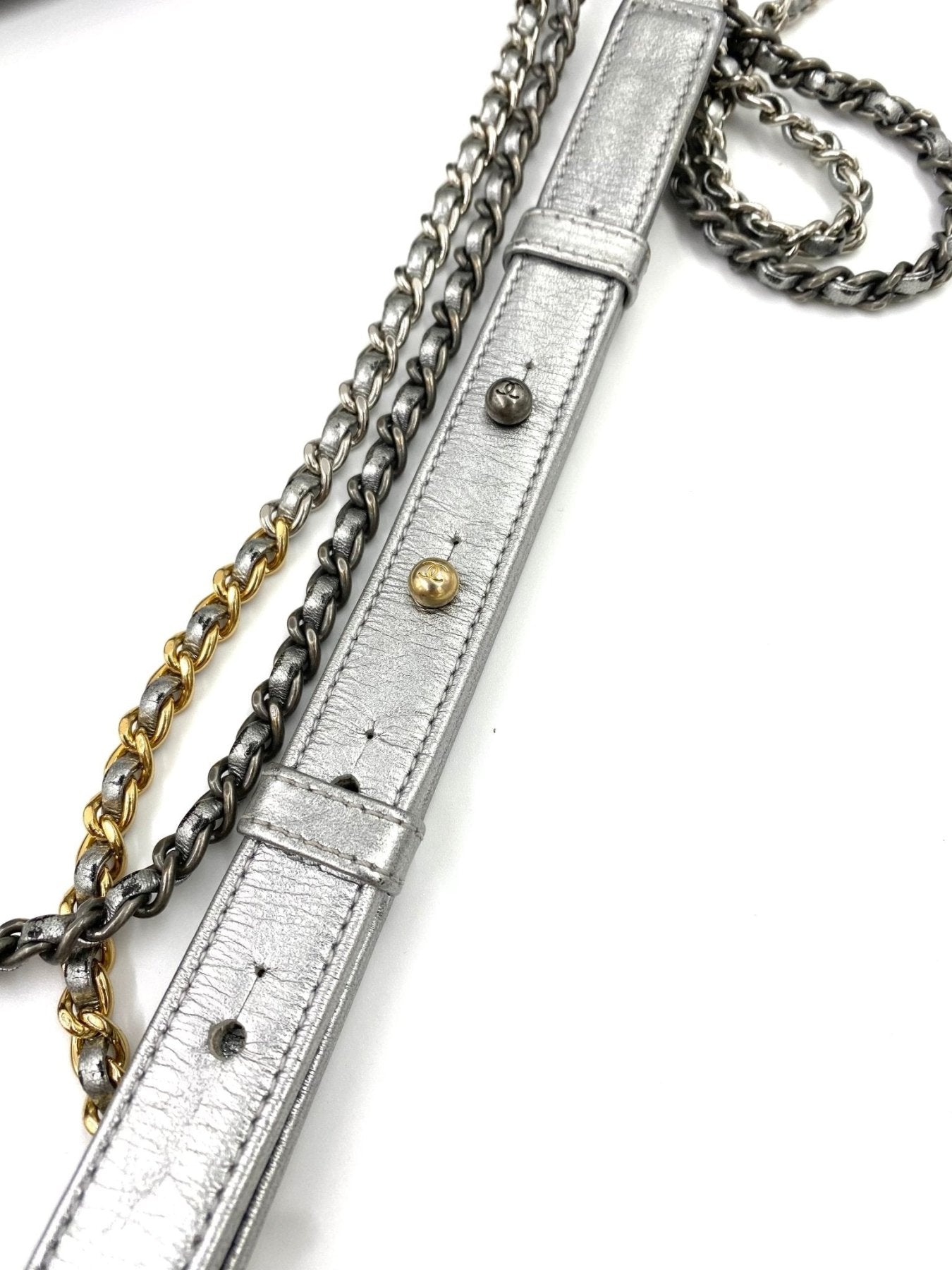 CHANEL Gabrielle Tasche in Silber mit dreifarbiger Metallkette und vintage Kalbsleder, Detailansicht des Schulterriemens