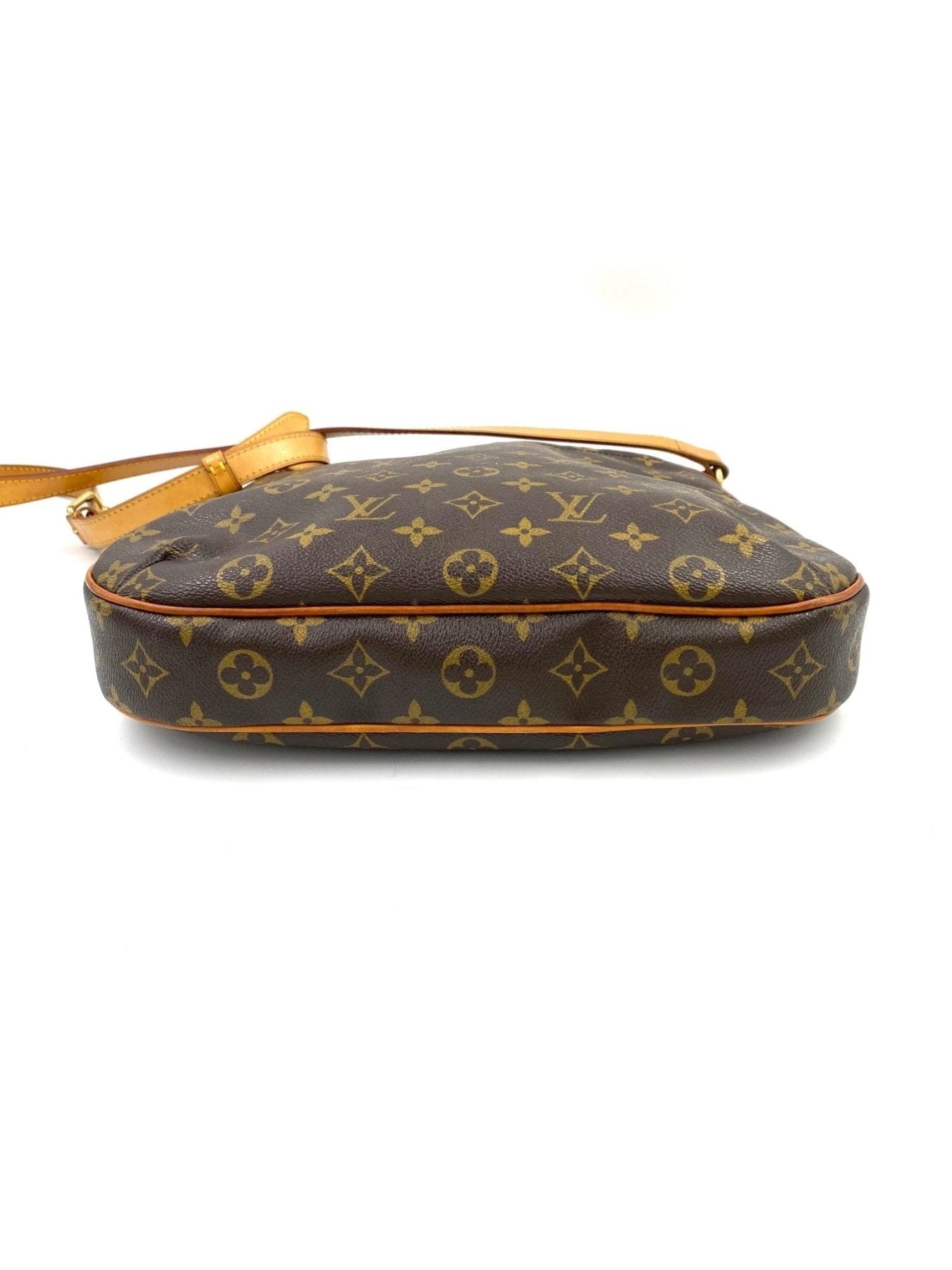 Louis Vuitton Odeon MM Handtasche in Monogram Canvas mit braunem Lederriemen und klassischem LV Muster auf weissem Hintergrund