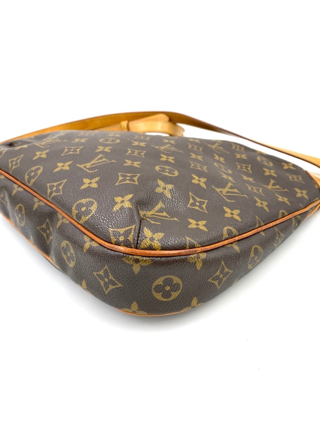 Louis Vuitton Odeon MM Monogram Canvas Tasche mit klassischem LV-Muster und braunen Lederdetails, seitliche Ansicht
