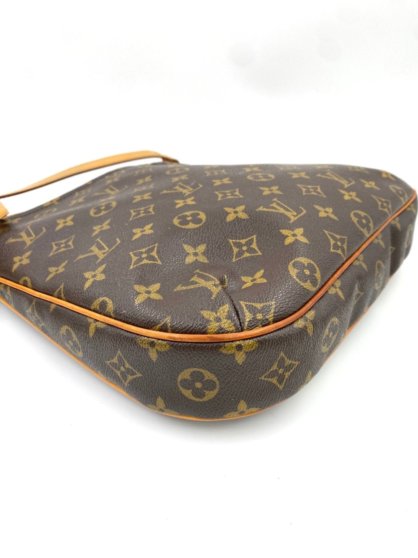Louis Vuitton Odeon MM Monogram Canvas Tasche mit klassischem LV-Muster und braunen Lederbesätzen, seitliche Ansicht