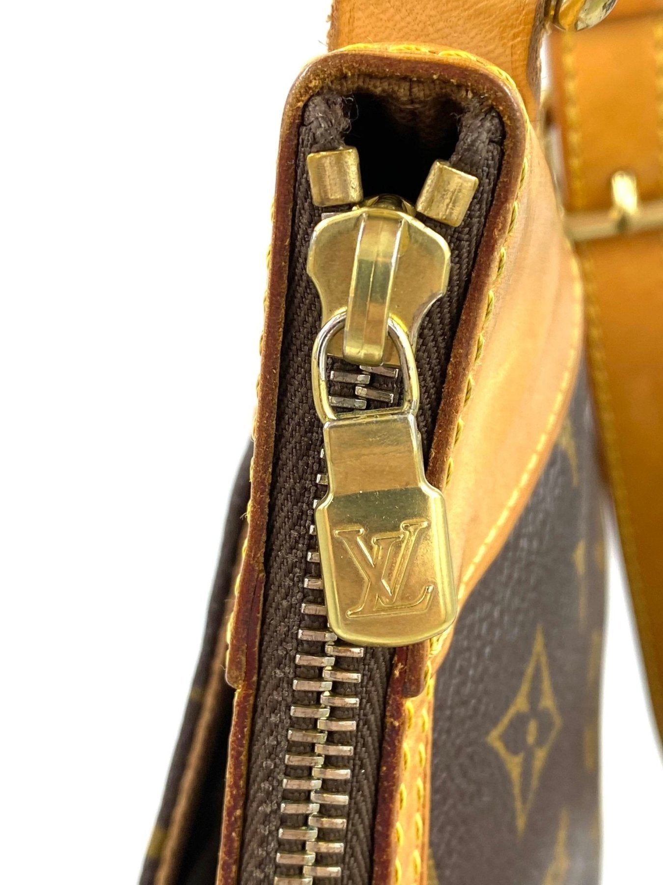 Louis Vuitton Odeon MM Monogram Canvas Tasche mit goldenem Reissverschluss und LV-Logo Verschluss, Detail der Metallbeschlaege