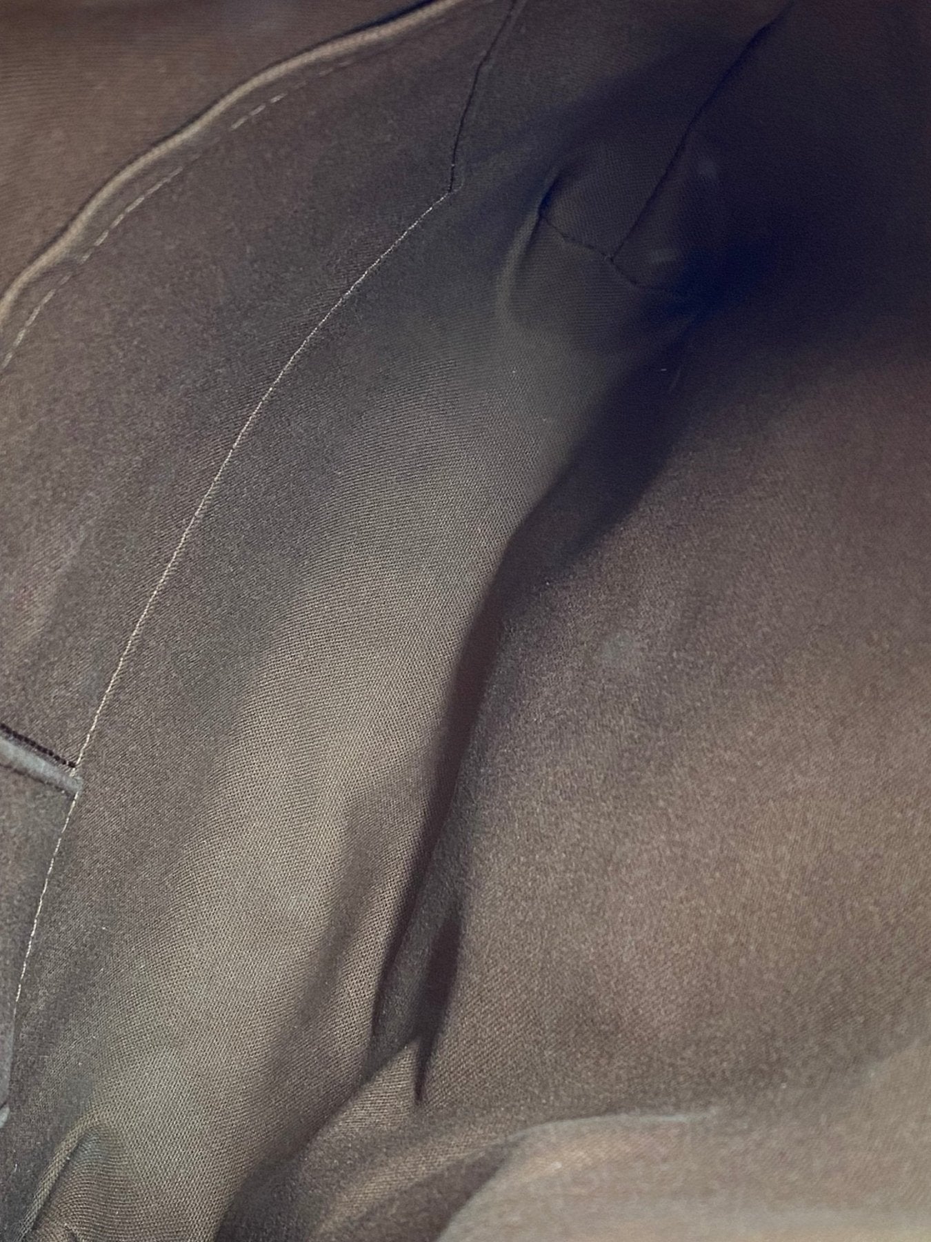 Detailaufnahme des Innenfutters der Louis Vuitton Odeon MM Monogram Canvas Tasche in dunklem Textil