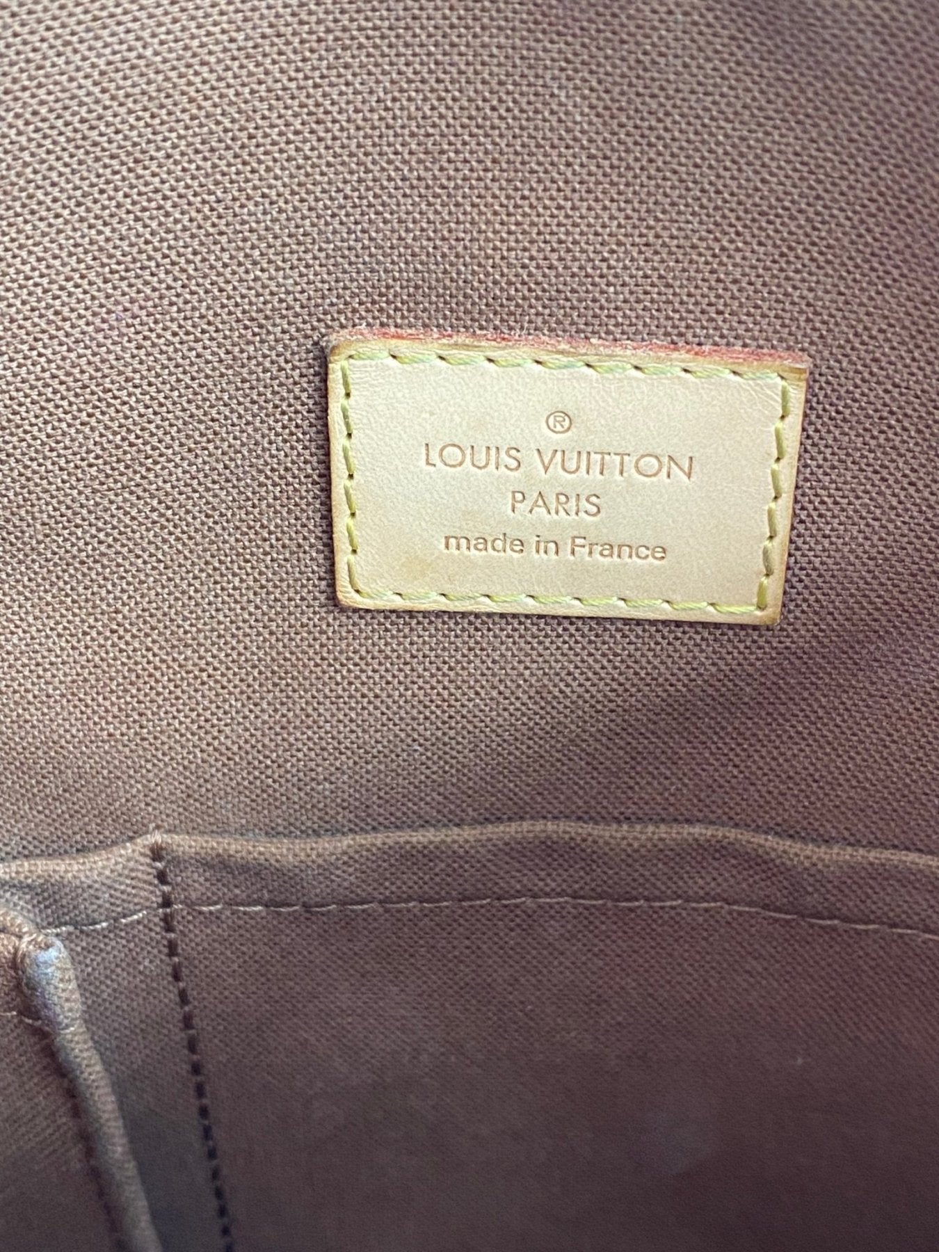 Innenetikett der Louis Vuitton Odeon MM Monogram Canvas Tasche, made in France, in hellem Leder auf braunem Stoff