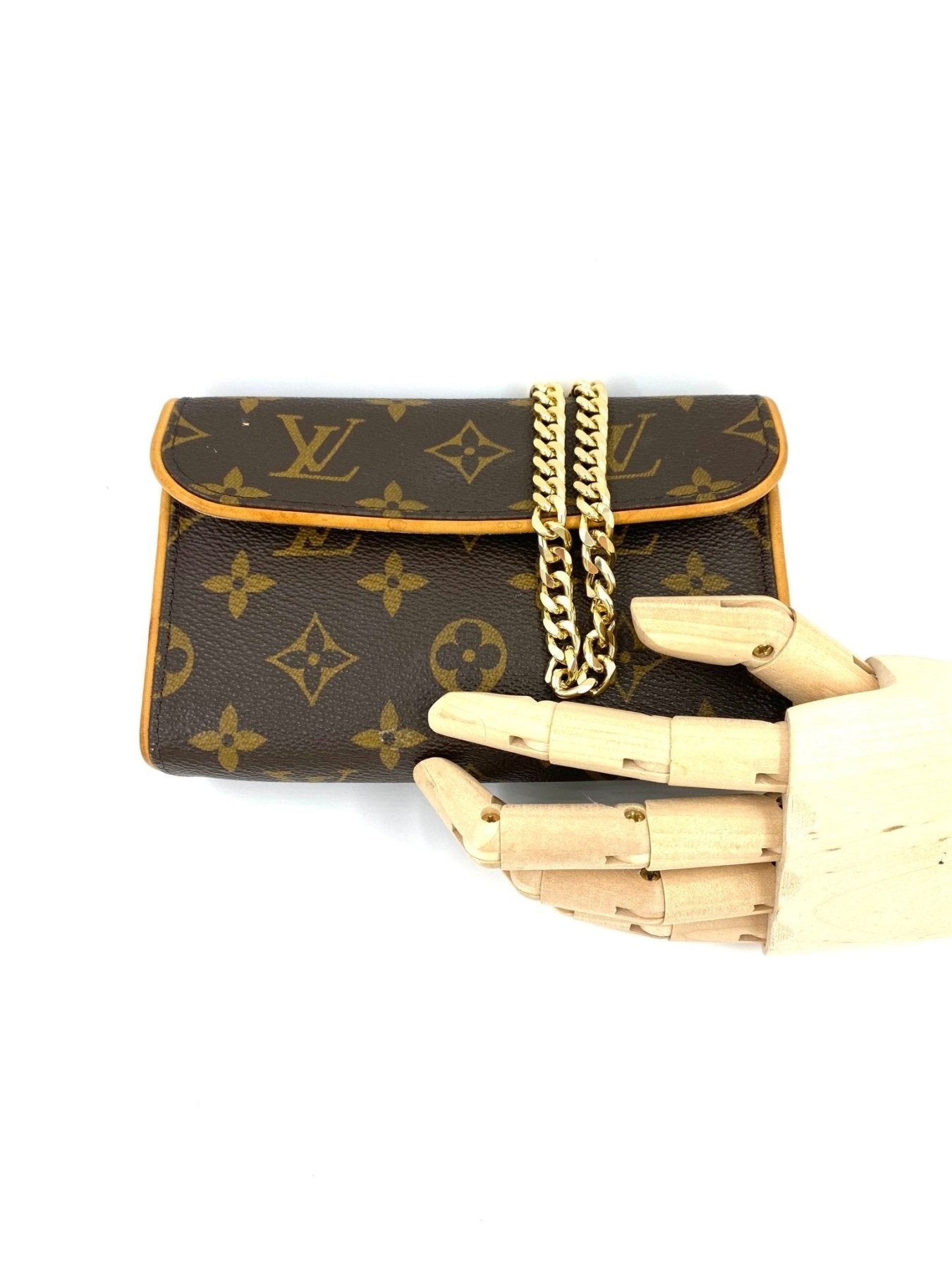 Louis Vuitton Pochette Florentine im klassischen Monogram Canvas mit goldener Kette, Vintage Clutch in Nahaufnahme