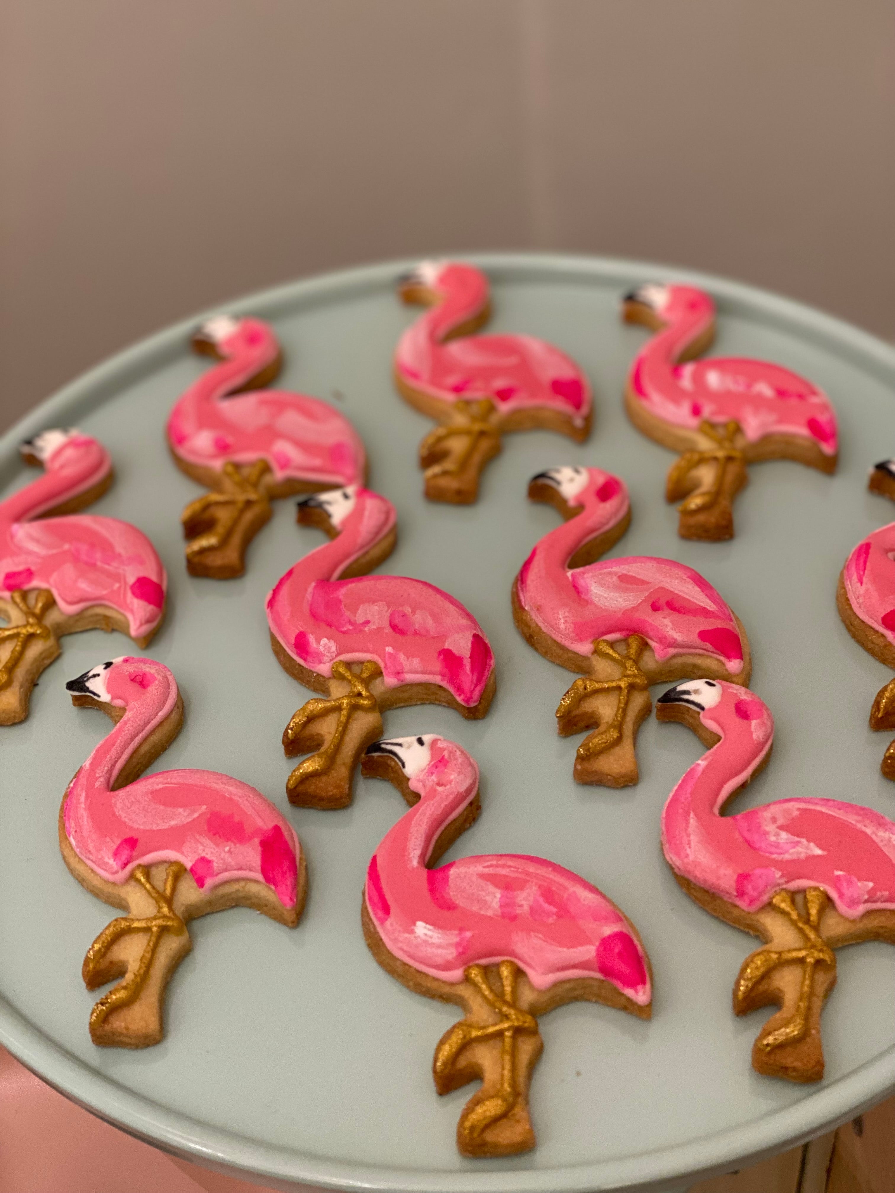 Kekse in Form von Flamingos liegen auf einem Teller