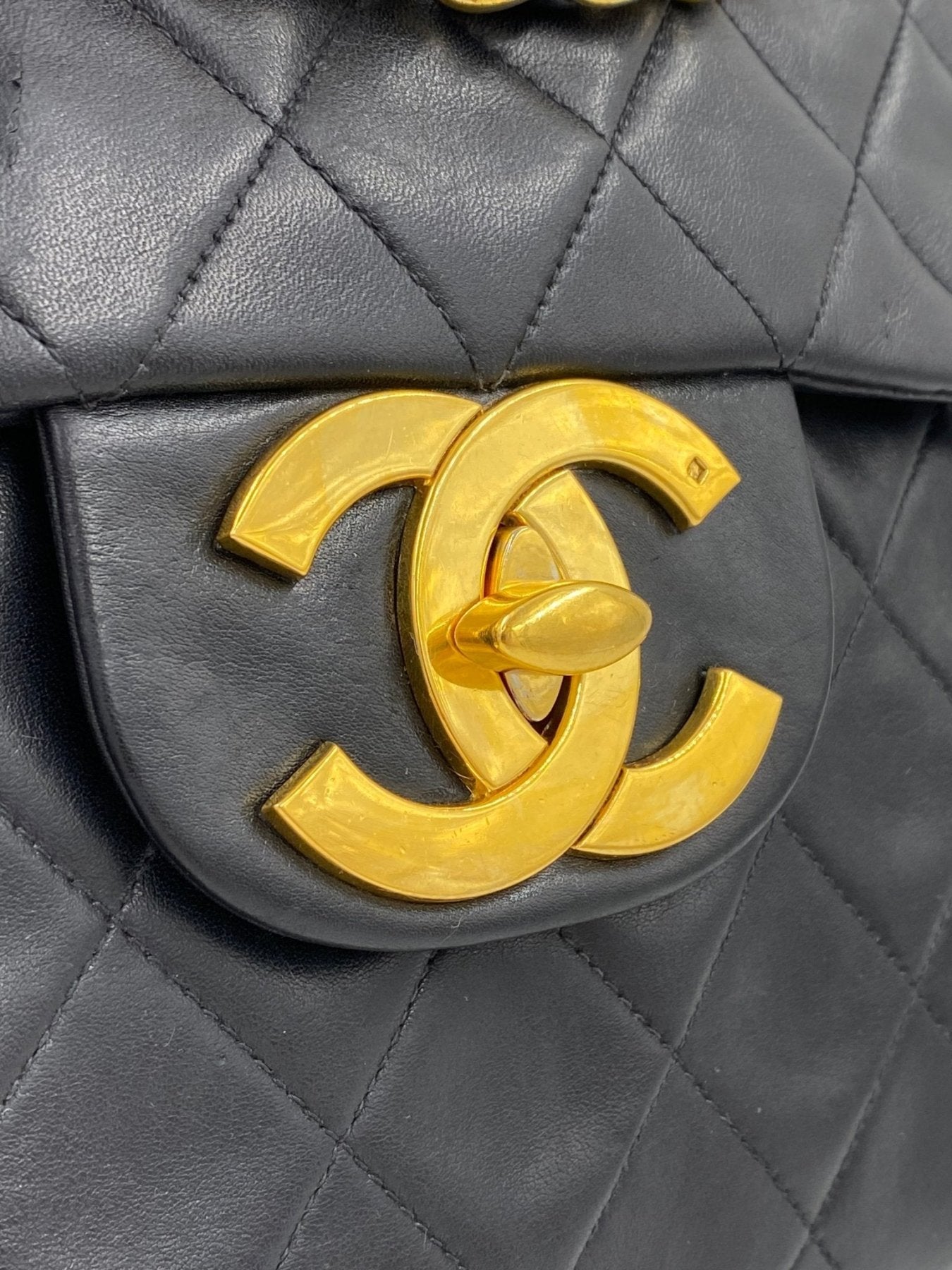 CHANEL Timeless Single Flap Bag in schwarzem Lammleder mit übergroßem goldenem CC-Logo und gestepptem Diamantmuster