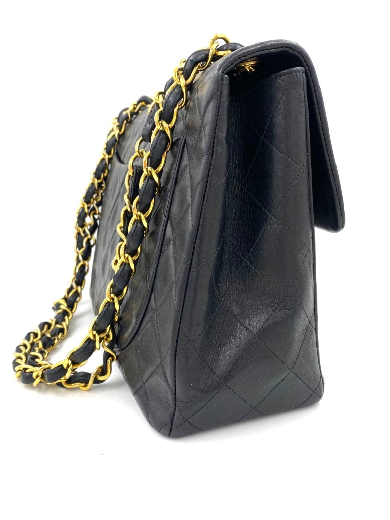 CHANEL Timeless Single Flap Bag Maxi in schwarzem Lammleder mit gestepptem Muster und goldener Kette von der Seite