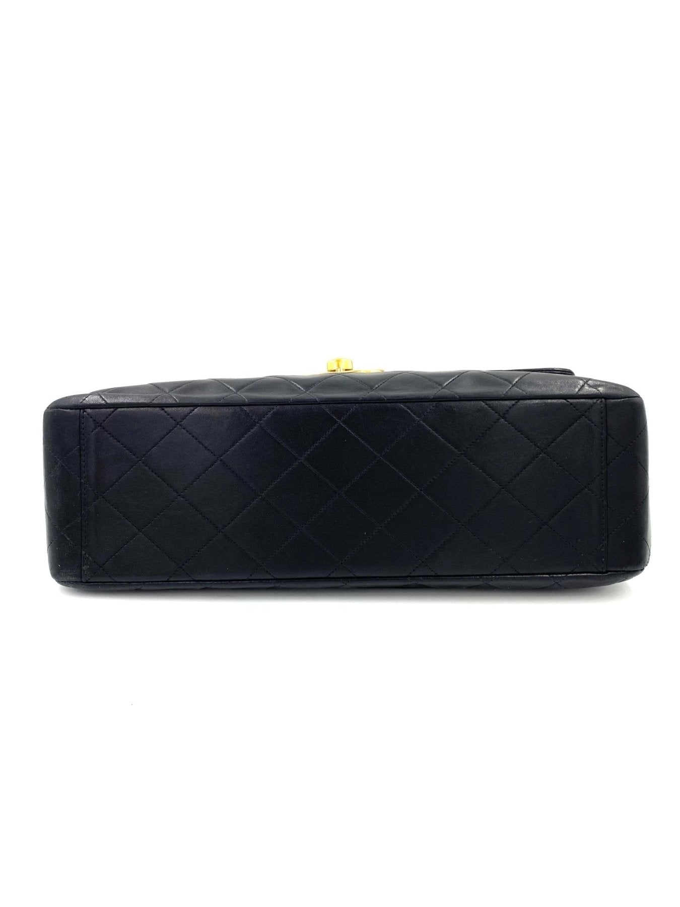 CHANEL Timeless Single Flap Bag Maxi schwarz, Bodenansicht mit gestepptem Lammleder und goldfarbener Hardware