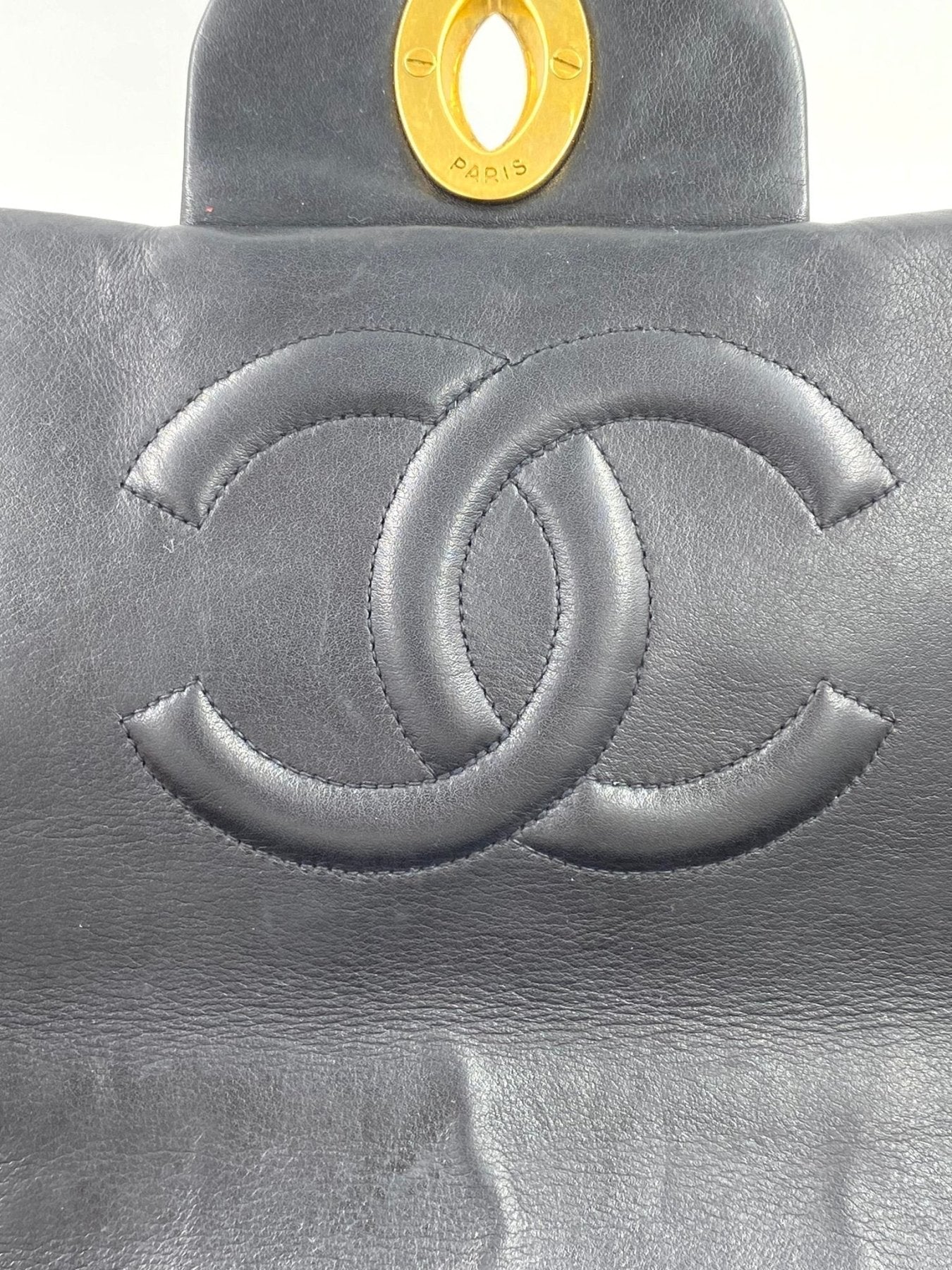 CHANEL Timeless Single Flap Bag Maxi in schwarzem Lammleder mit gestepptem CC Logo und goldfarbenem Drehverschluss