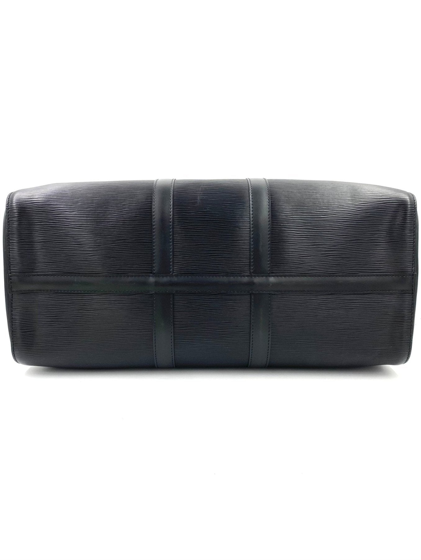 Louis Vuitton Keepall 45 Epi Reisetasche in schwarz mit strukturiertem Leder, Bodensicht mit charakteristischer Riemenstruktur