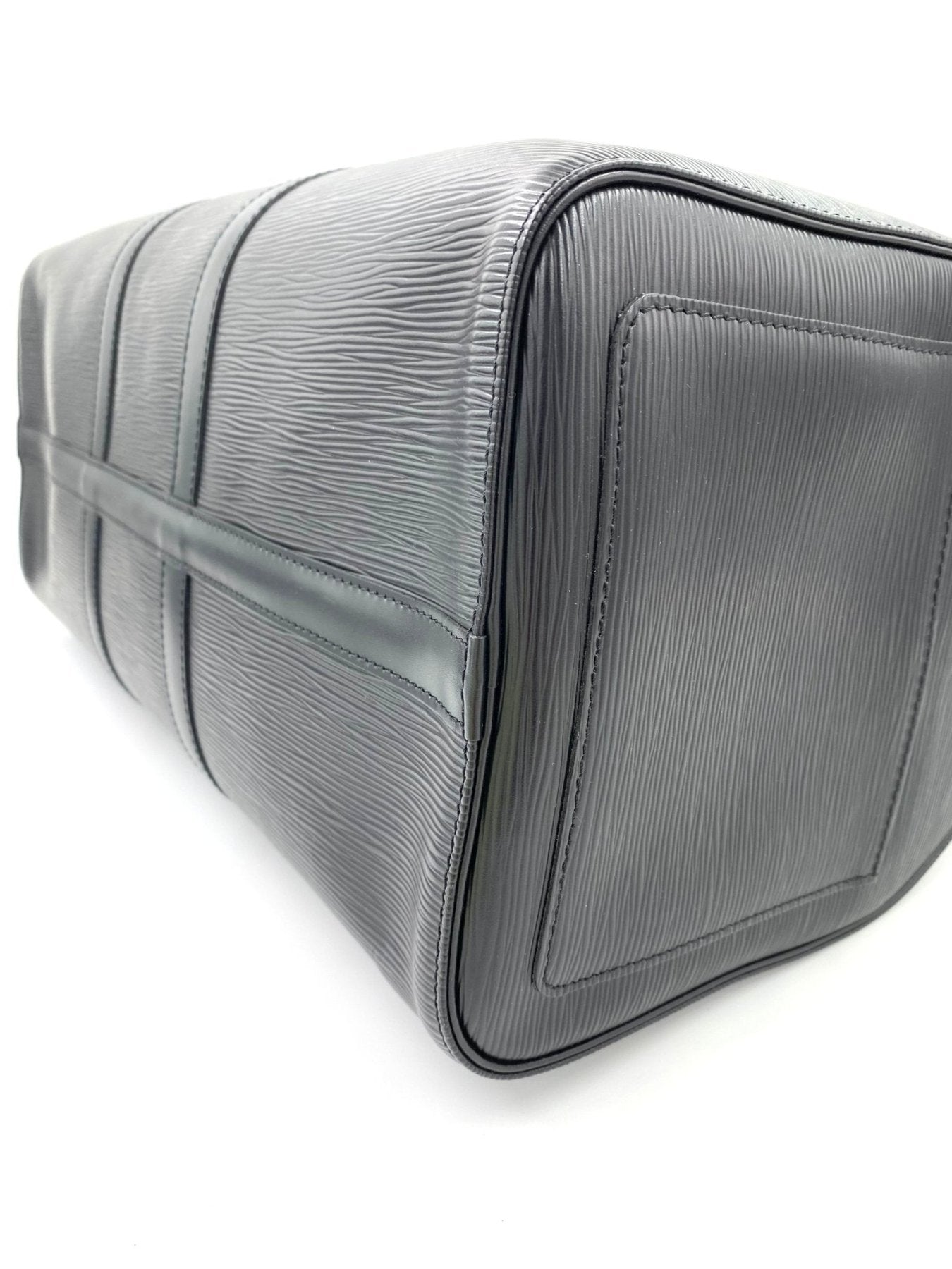 Louis Vuitton Keepall 45 Reisetasche in schwarzem Epi-Leder, Nahaufnahme der strukturierten Lederdetails und Verarbeitung