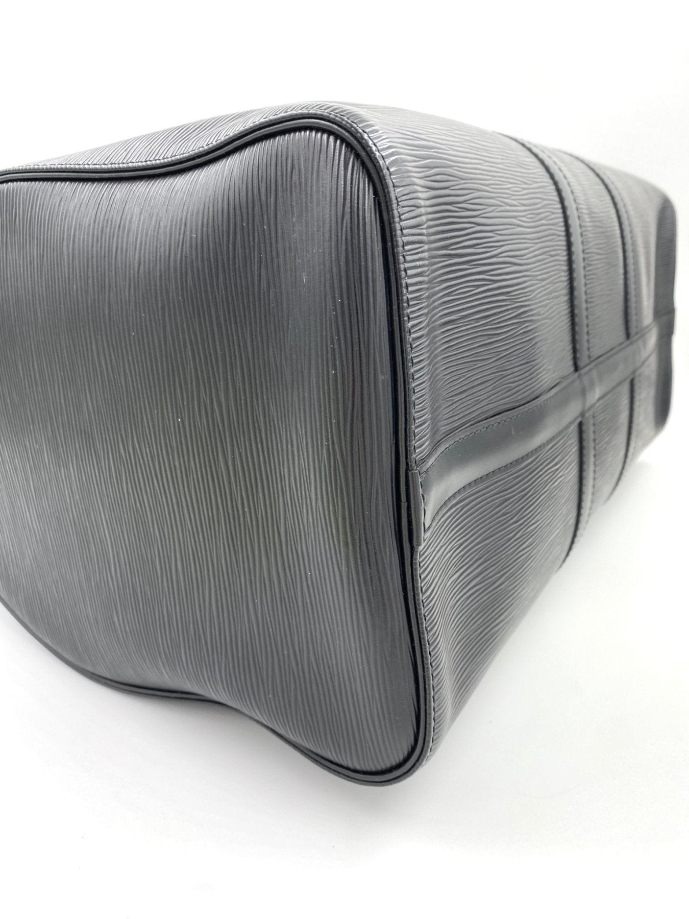 Louis Vuitton Keepall 45 Reisetasche in schwarzem Epileder mit strukturierter Oberflache und glanzenden Metallbeschlagen.